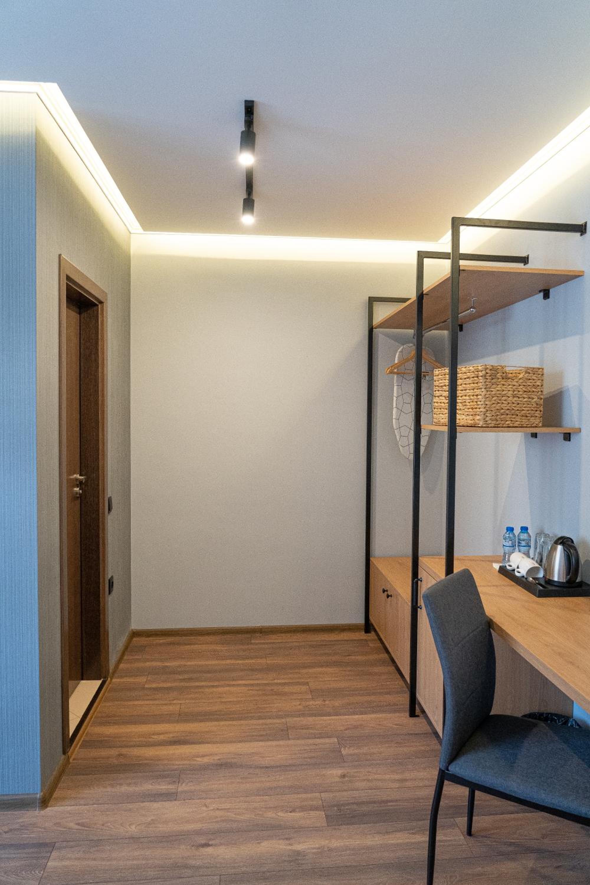 Deluxe Double Room with Balcony - Photo 11