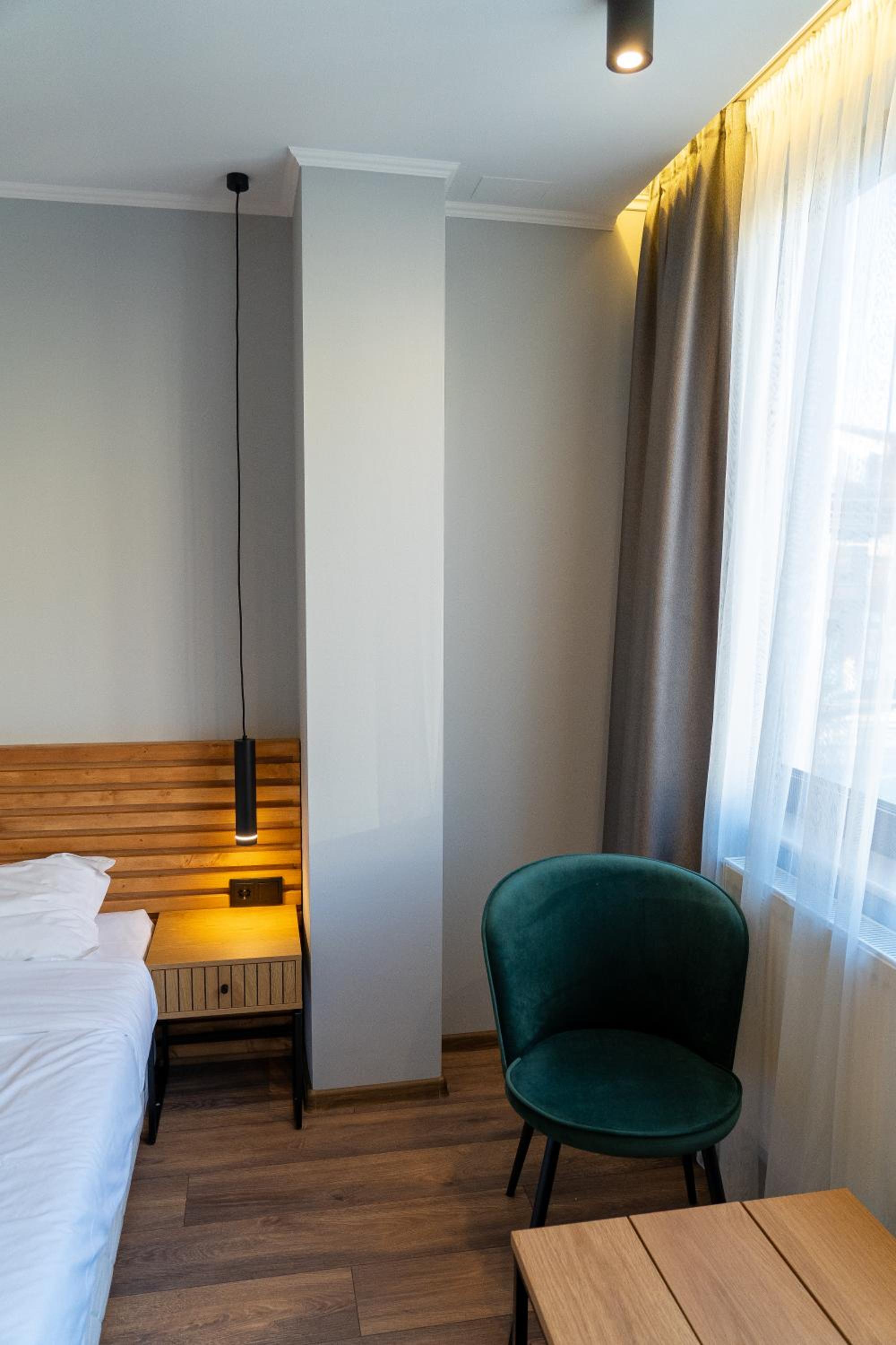 Deluxe Double Room with Balcony - Photo 12
