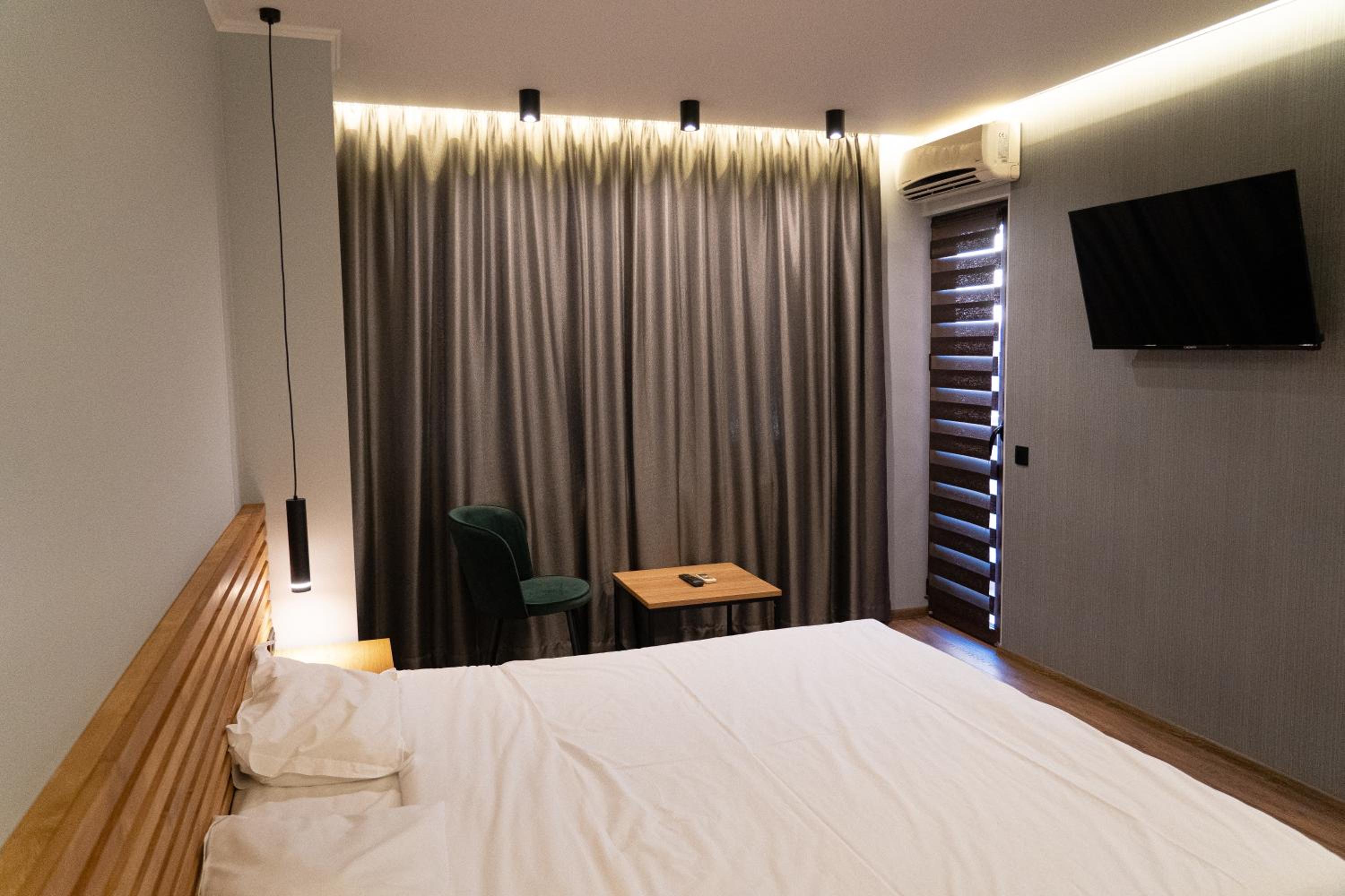Deluxe Double Room with Balcony - Photo 13
