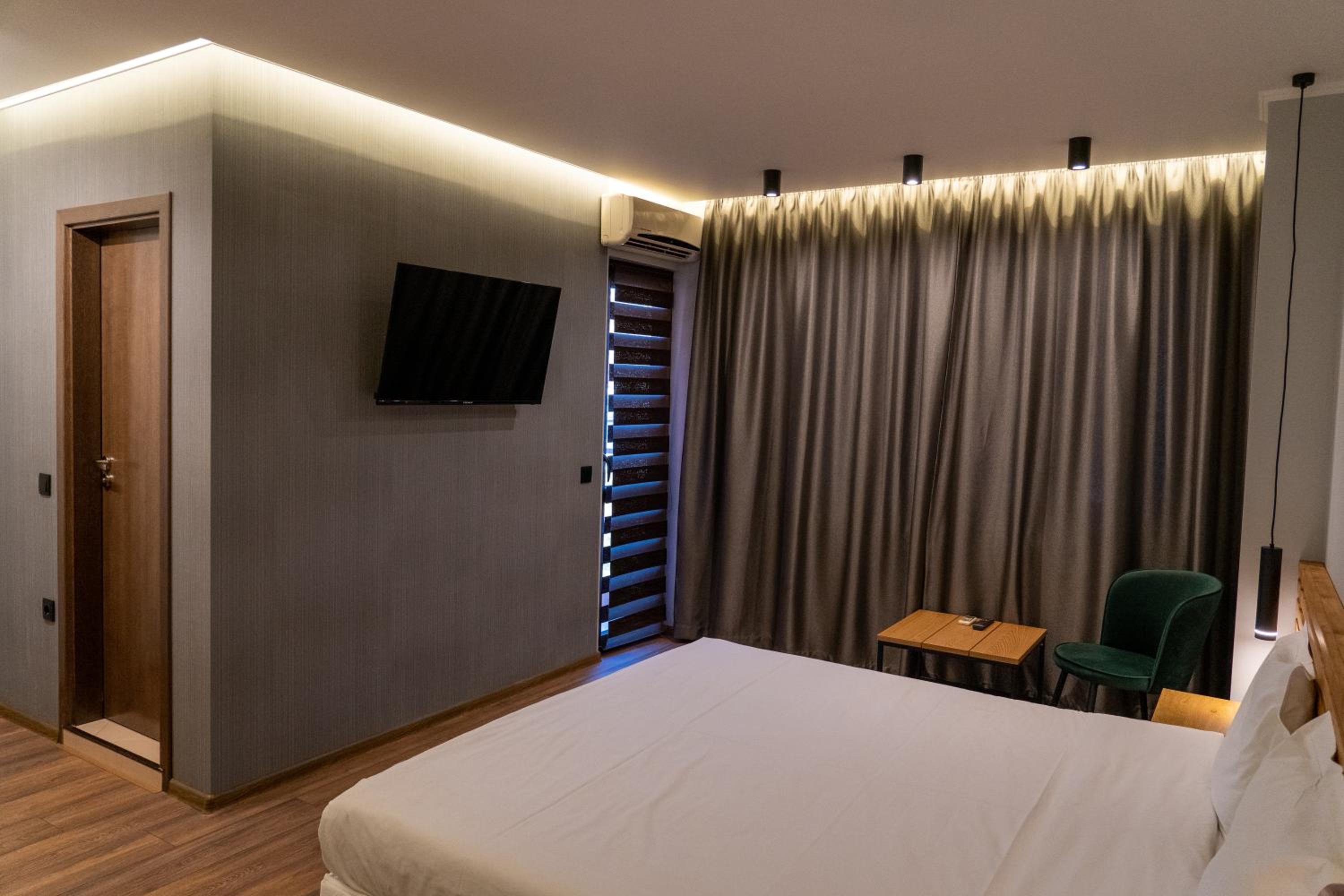 Deluxe Double Room with Balcony - Photo 6