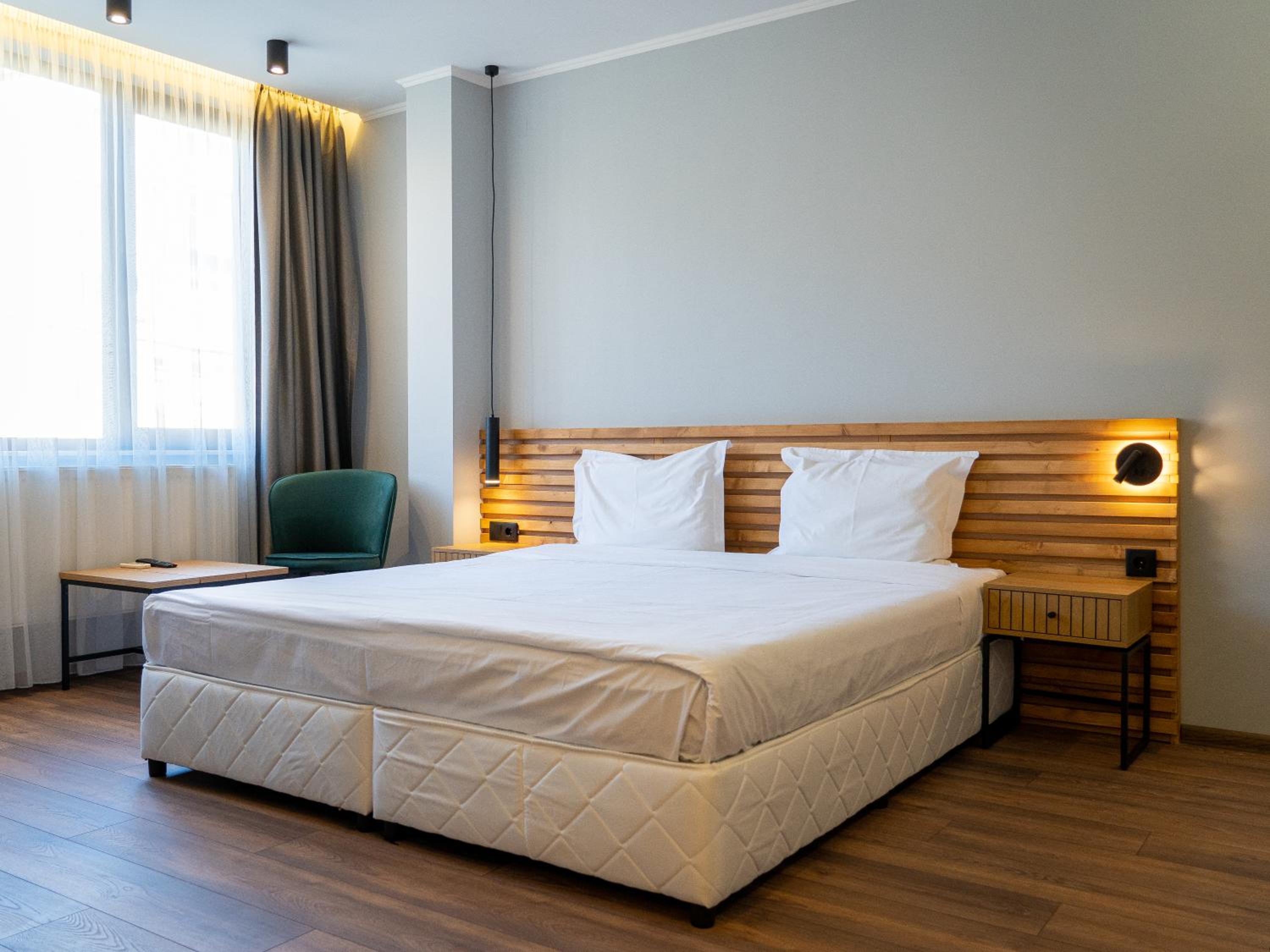 Deluxe Double Room with Balcony - Photo 15