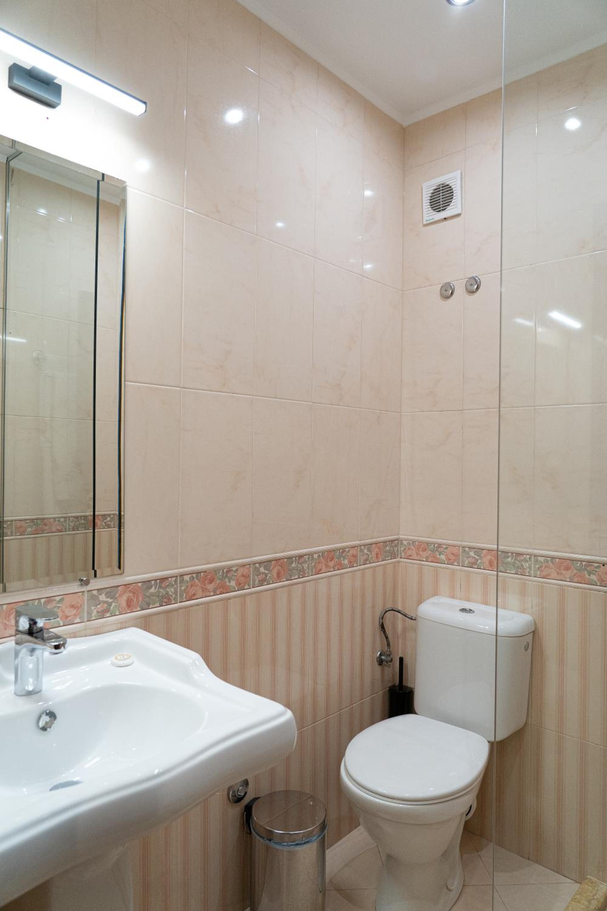 Deluxe Double Room with Balcony - Photo 18