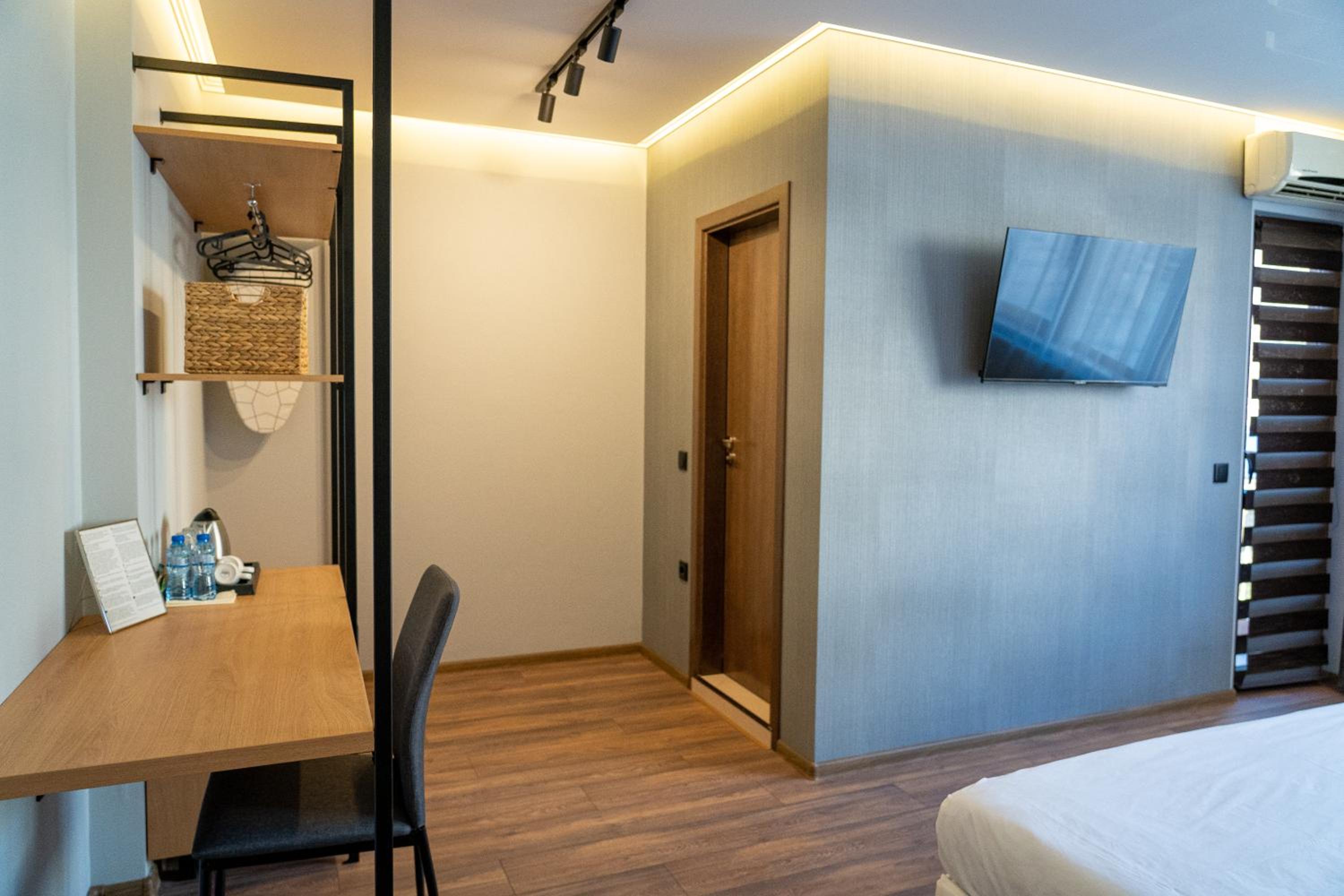 Deluxe Double Room with Balcony - Photo 21