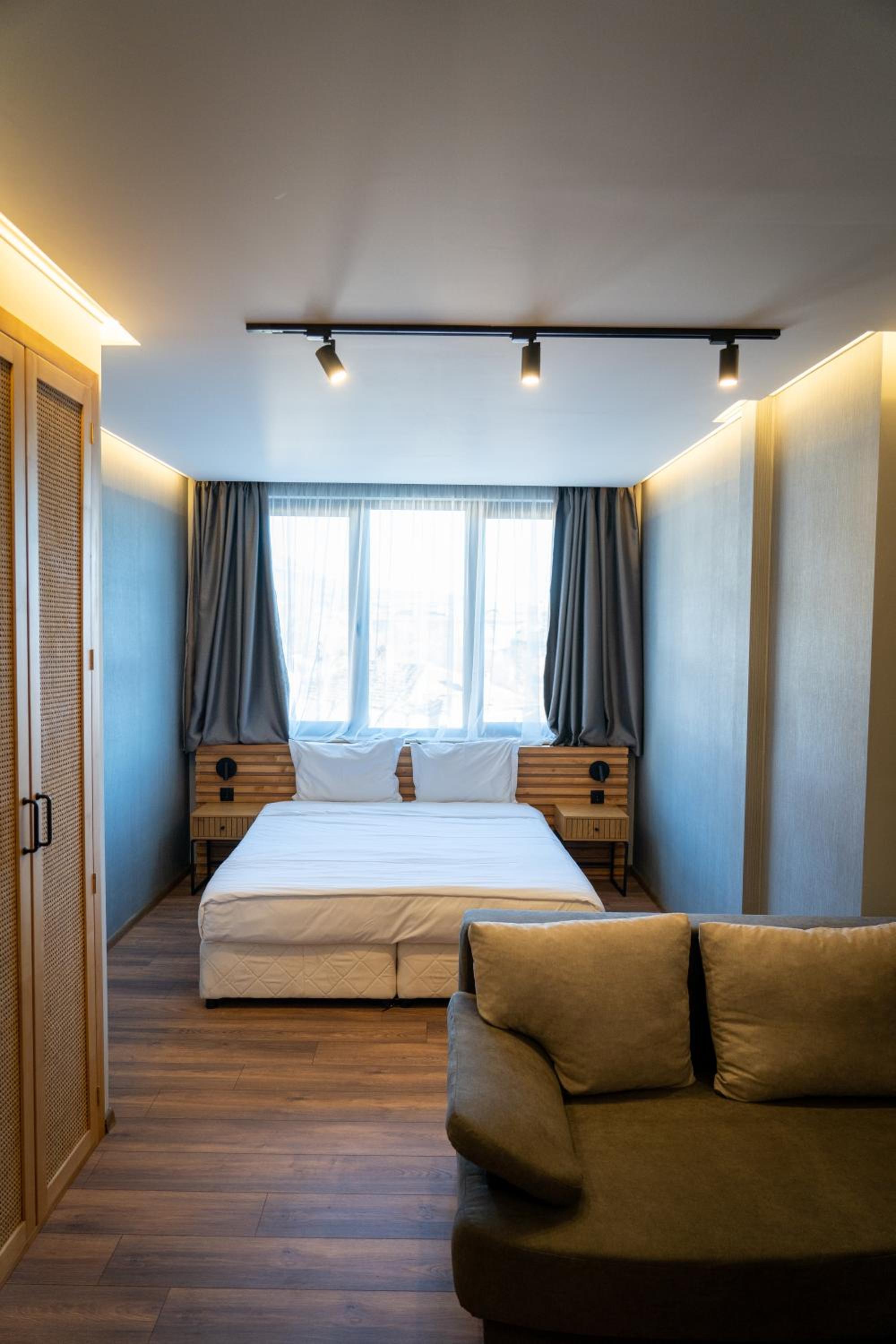 Deluxe Double Room with Balcony - Photo 4