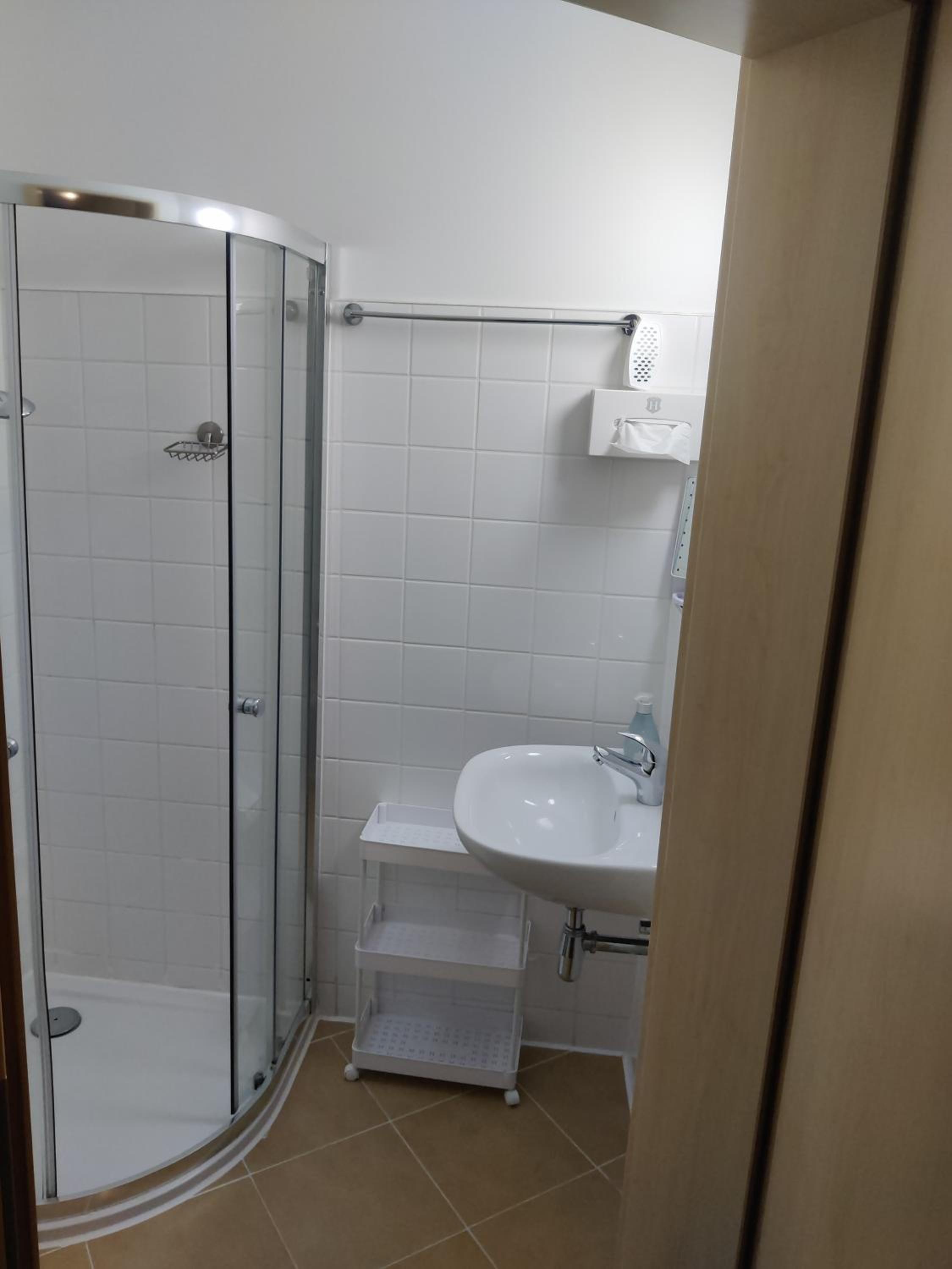 Double or Twin Room with Lake View - Photo 5