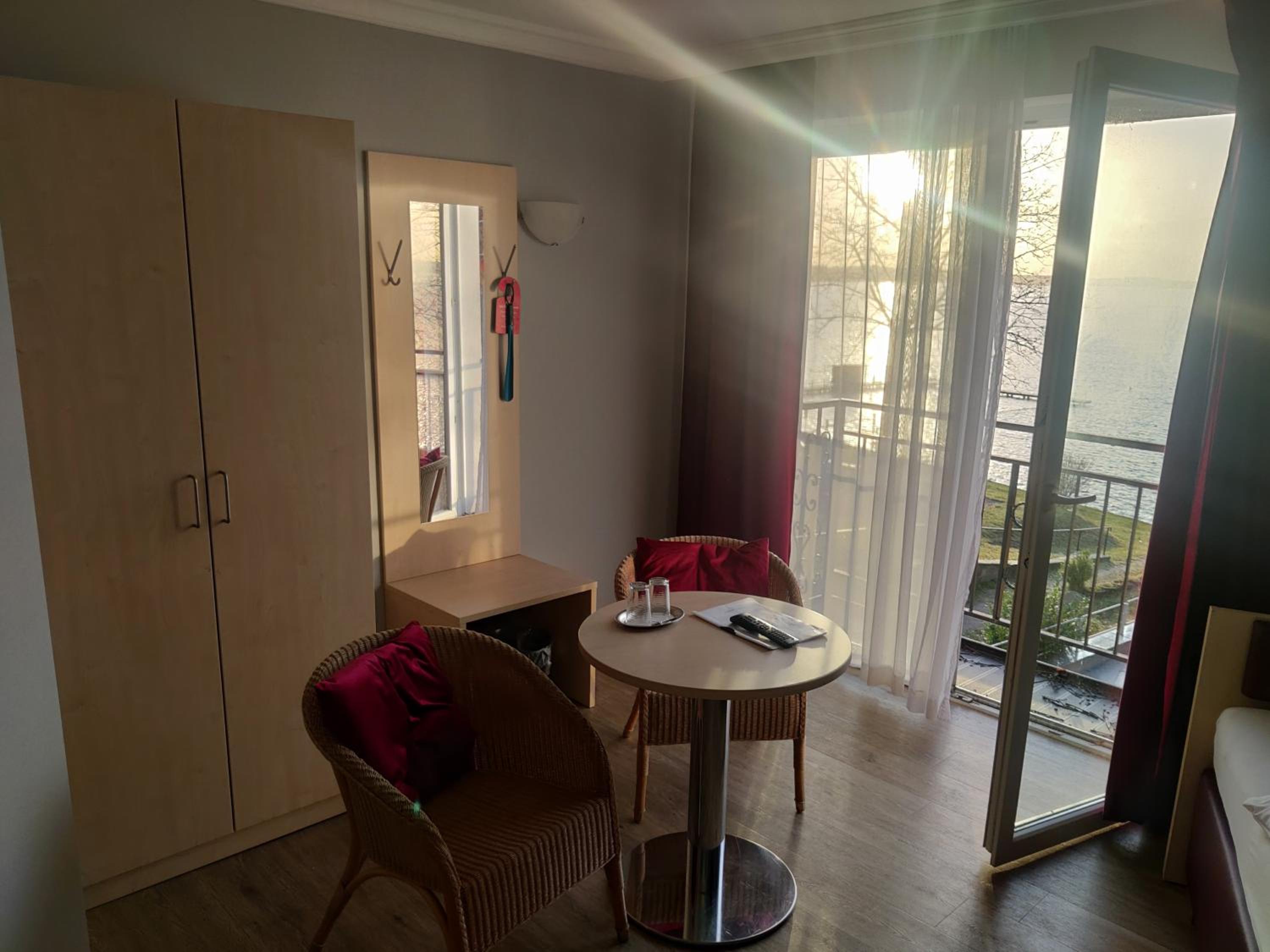 Double Room with Lake View - Photo 6