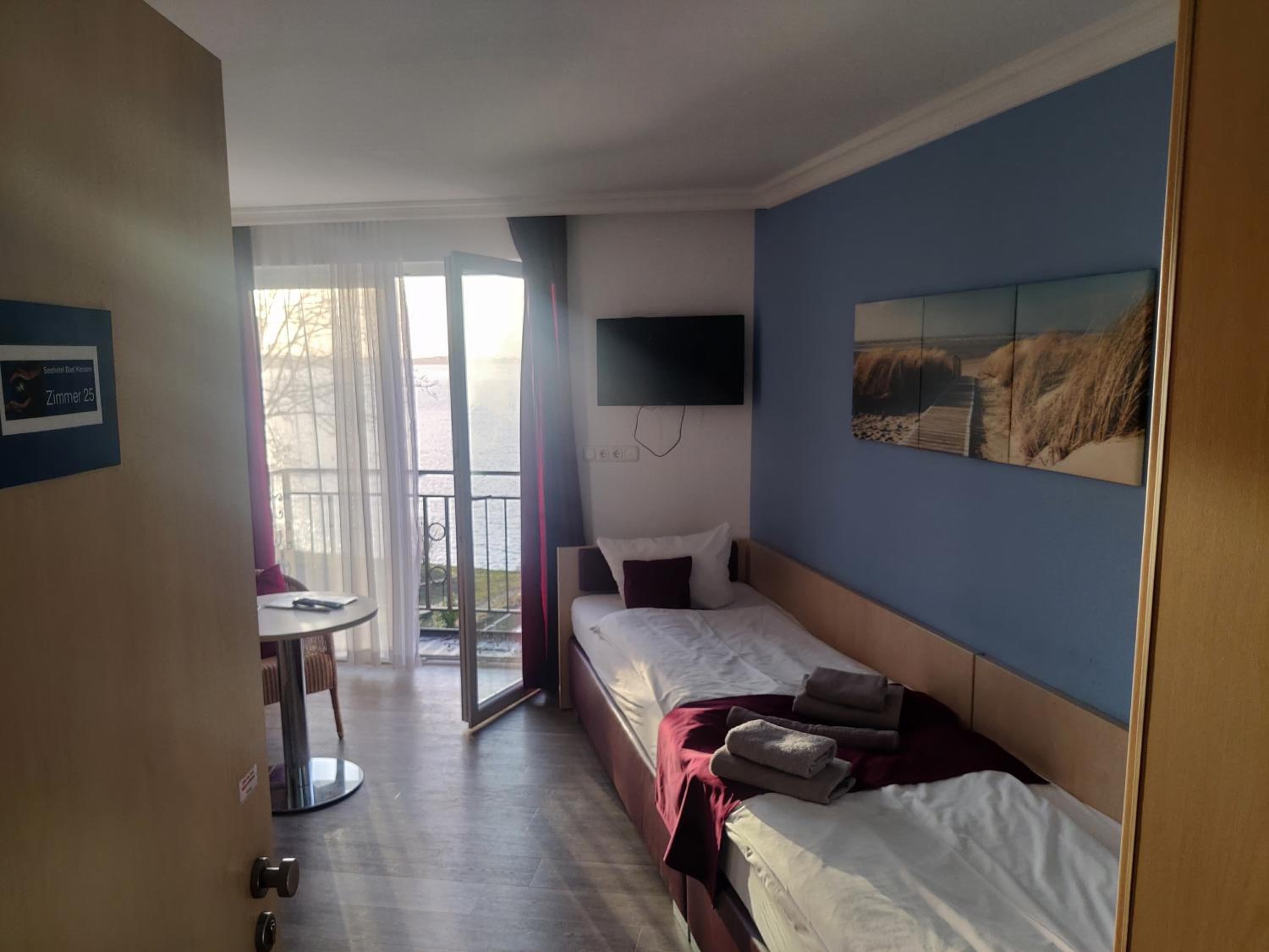 Double or Twin Room with Lake View - Photo 3