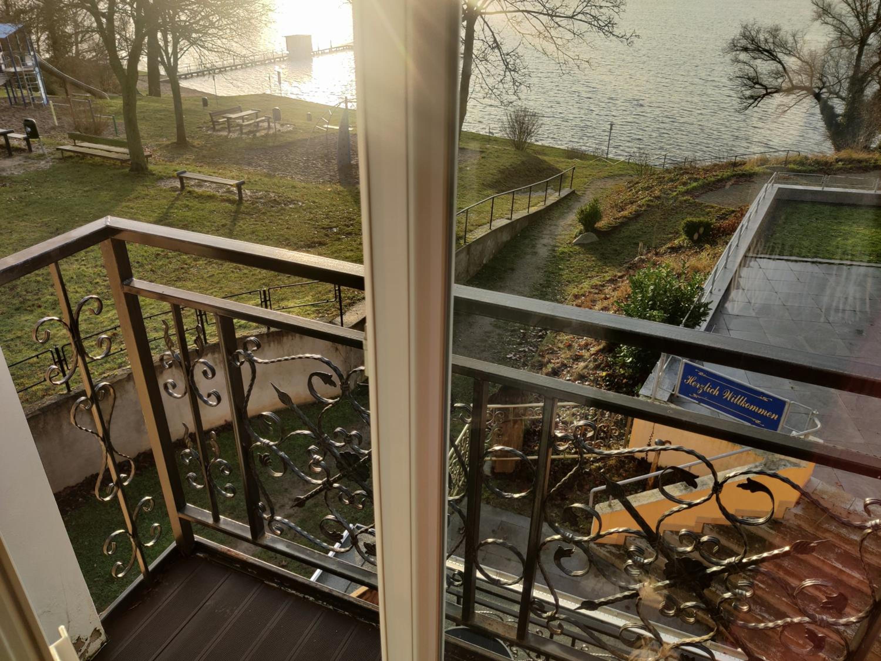 Double or Twin Room with Lake View - Photo 4
