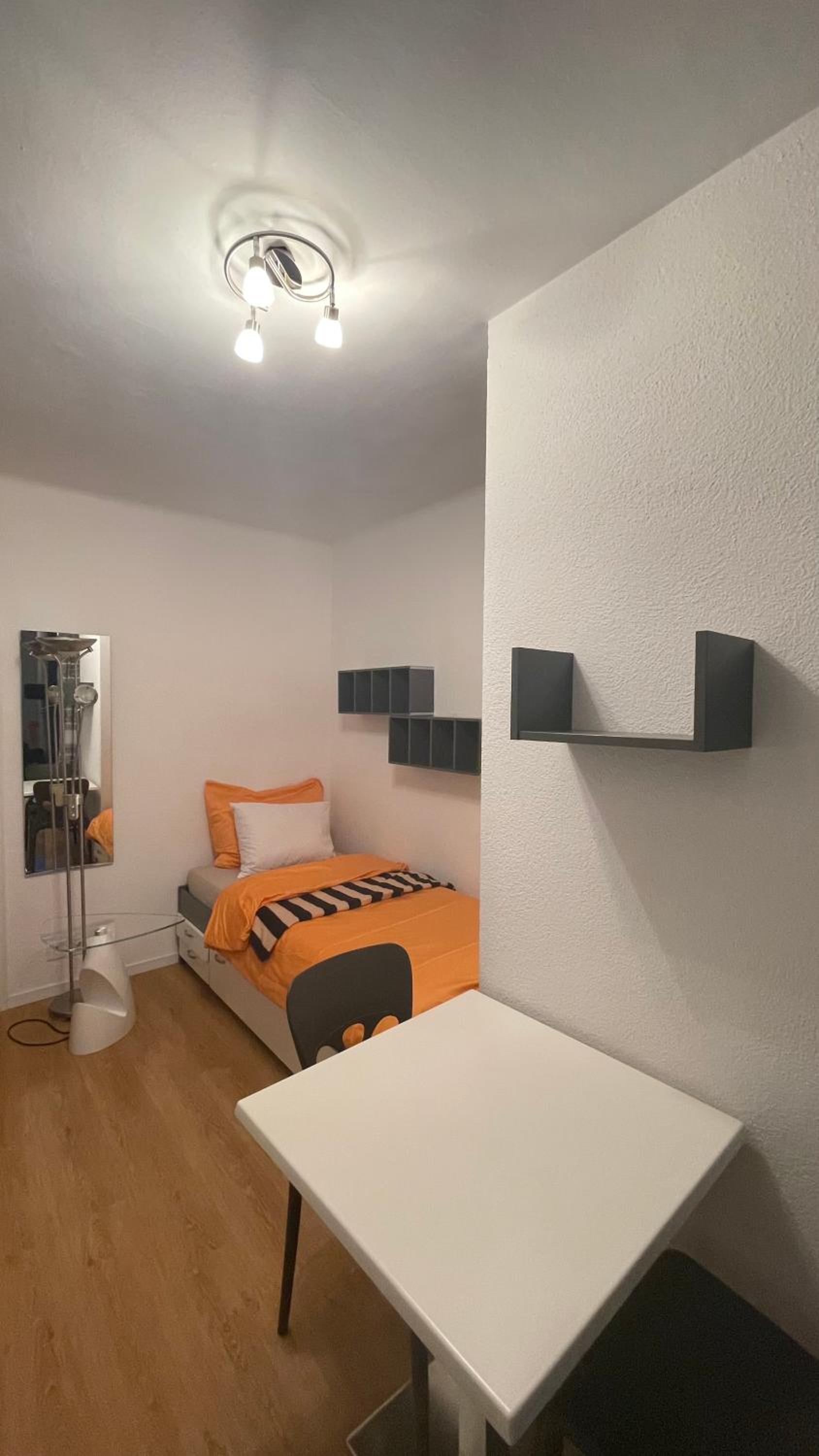 One-Bedroom Apartment photo 1