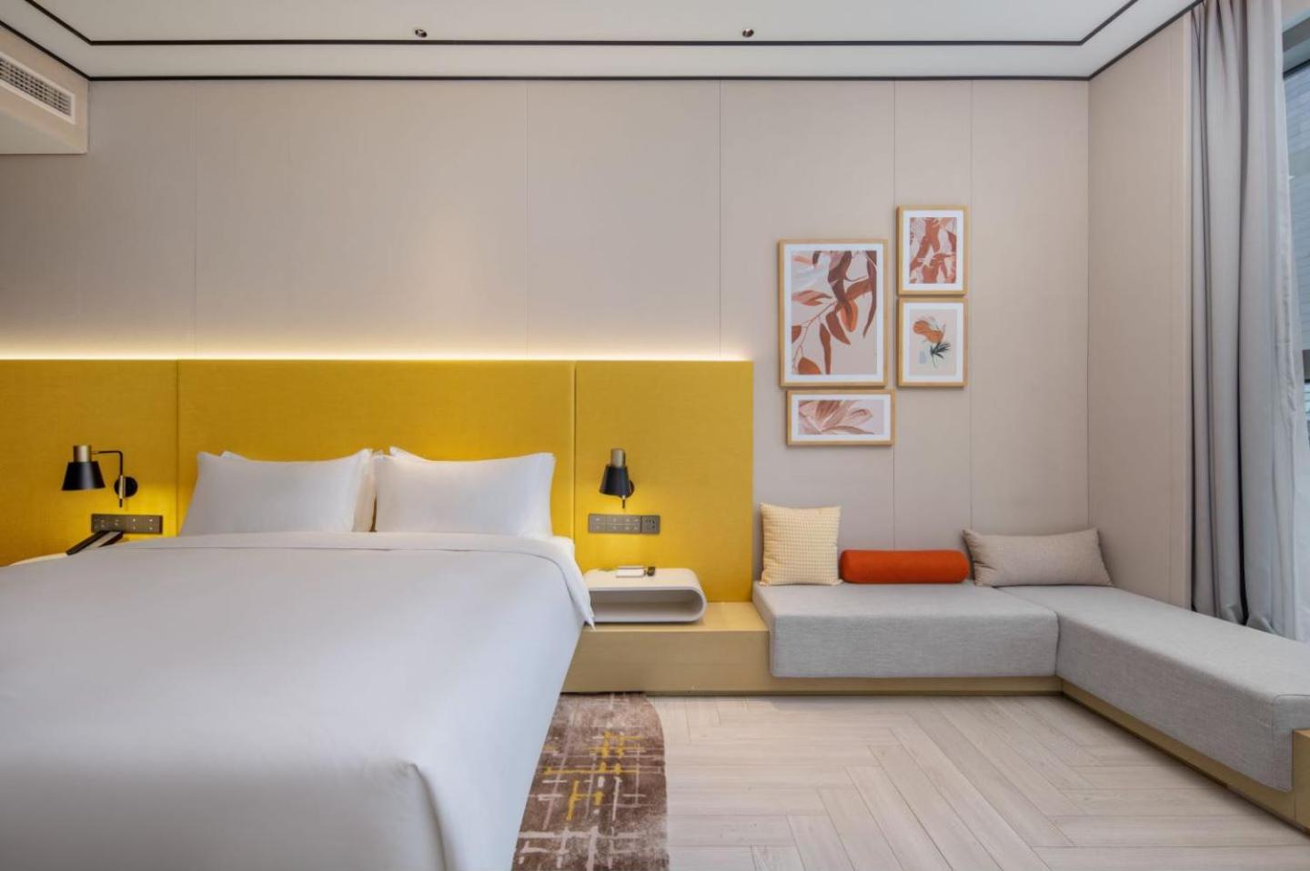 Premium King Room with Sofa Bed photo 3