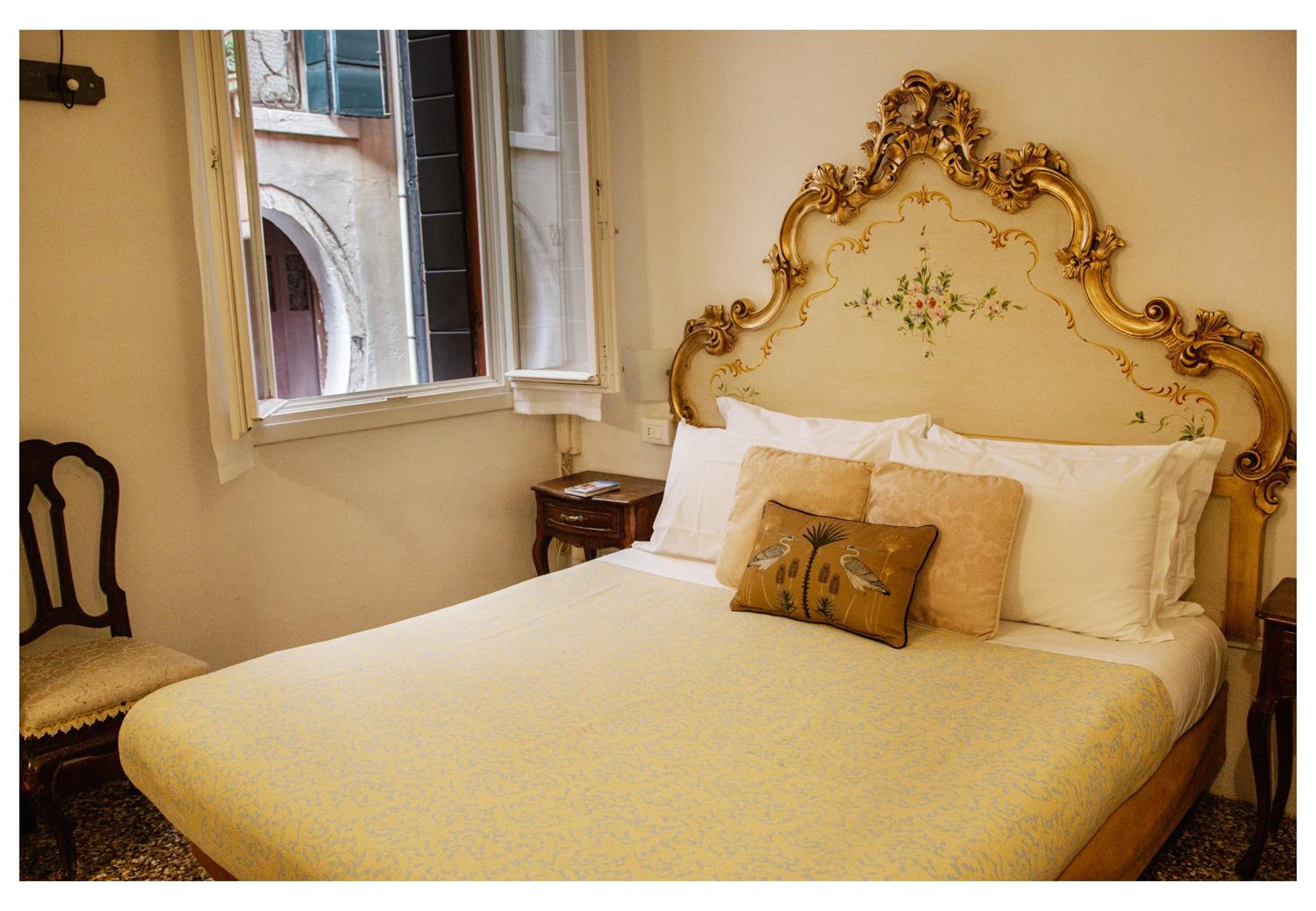 Double Room with Shared Bathroom photo 2