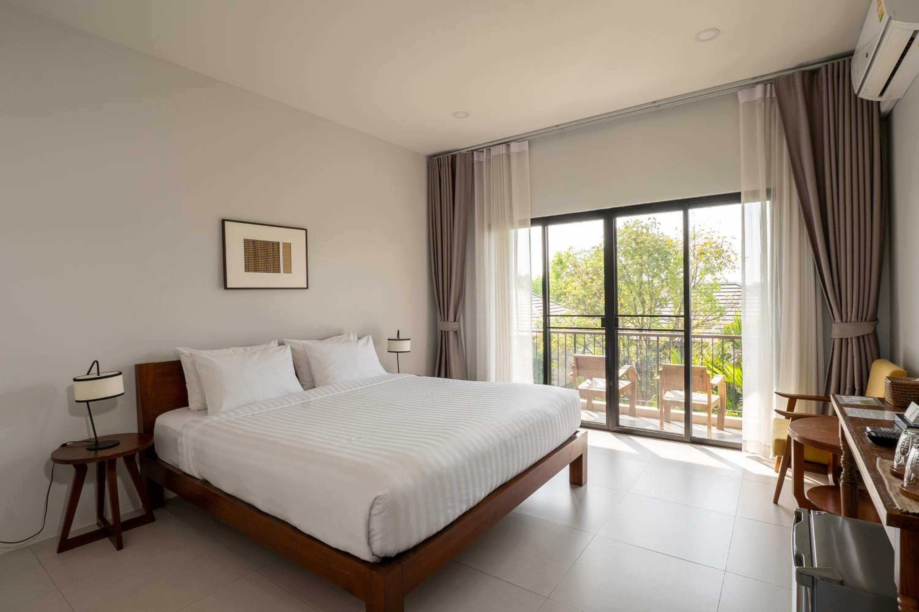 Cozy Deluxe King Bed - Photo 5