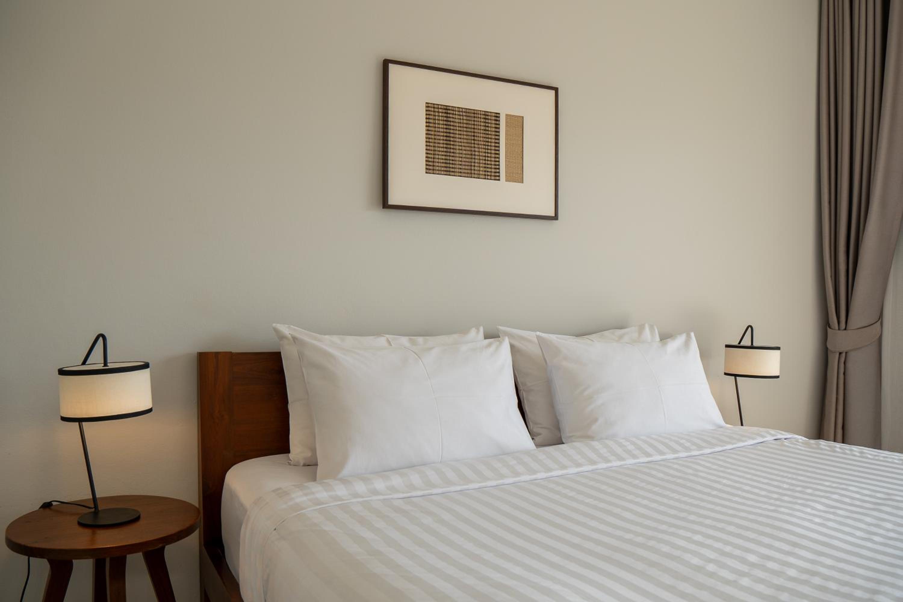 Cozy Deluxe King Bed - Photo 6