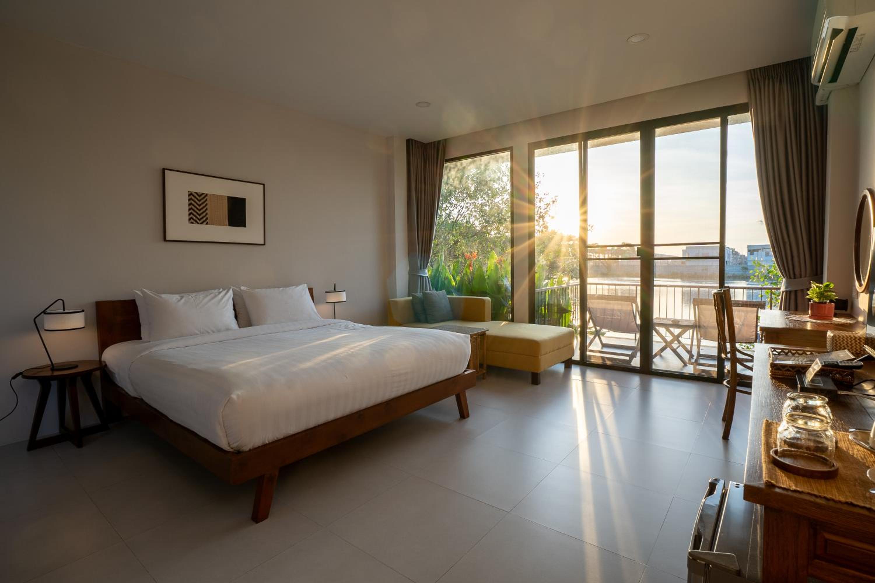  Villa Lake View King Bed - Photo 7
