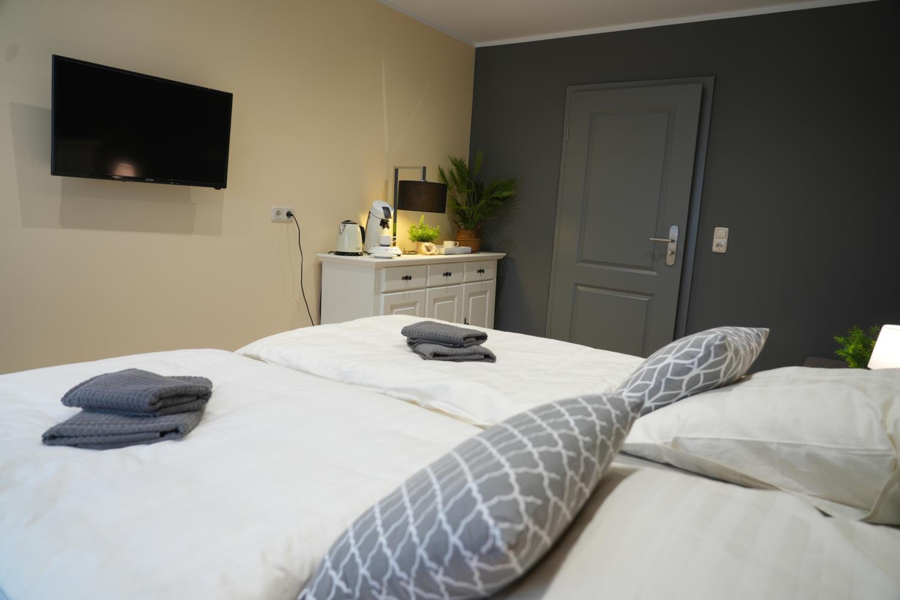 Budget Double Room - Photo 10