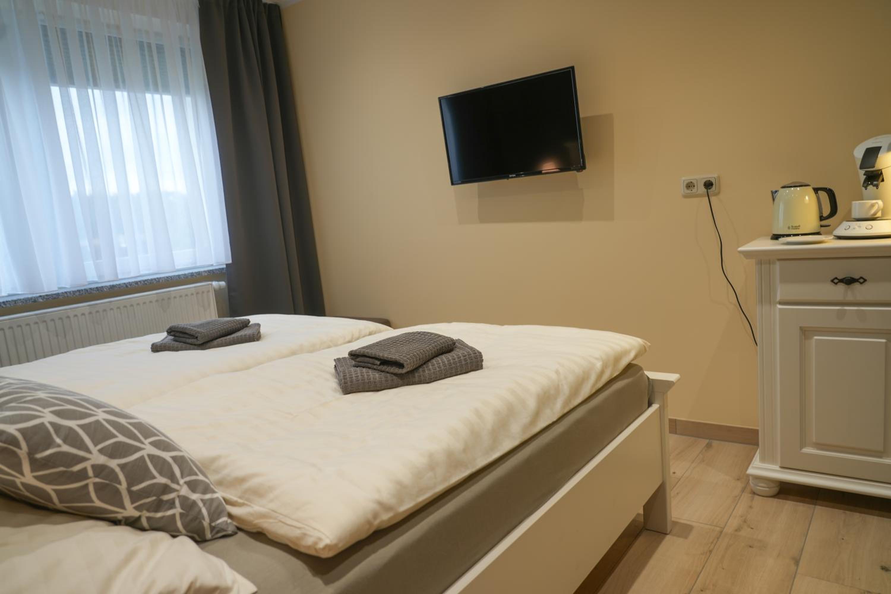 Budget Double Room - Photo 11