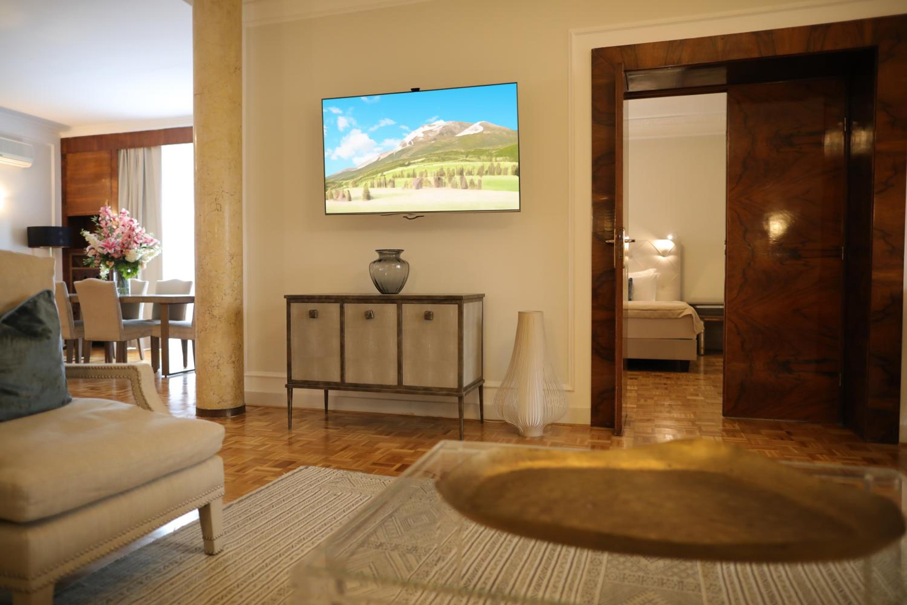 Suite with City View - Photo 8
