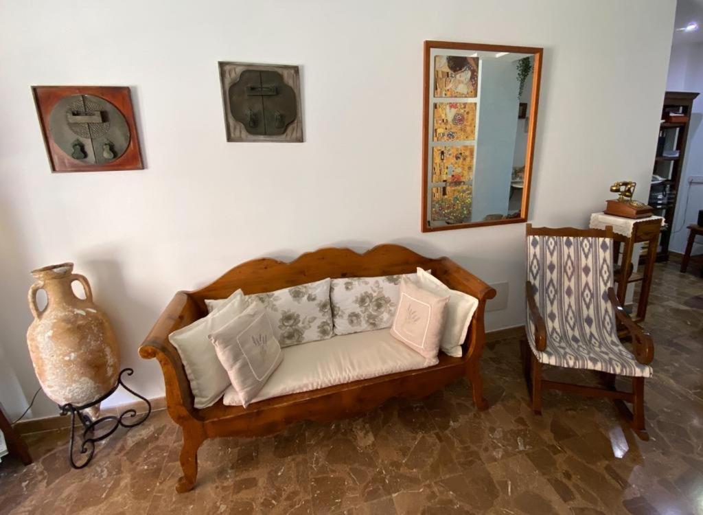 Double Room with Balcony thumbnail 6