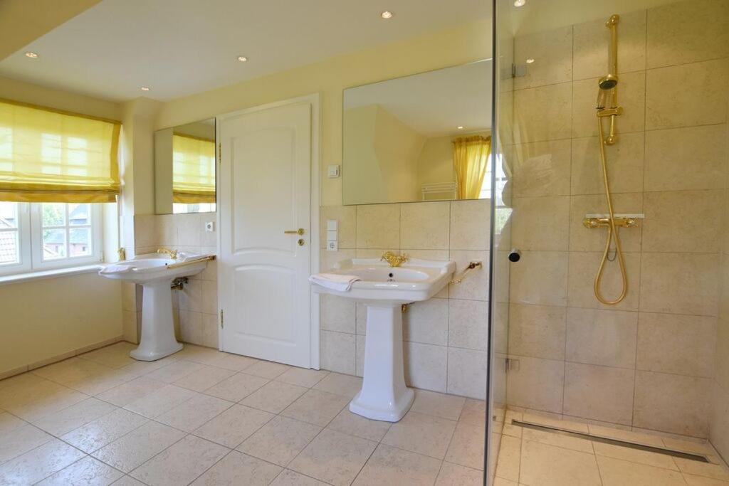 Three-Bedroom House photo 3