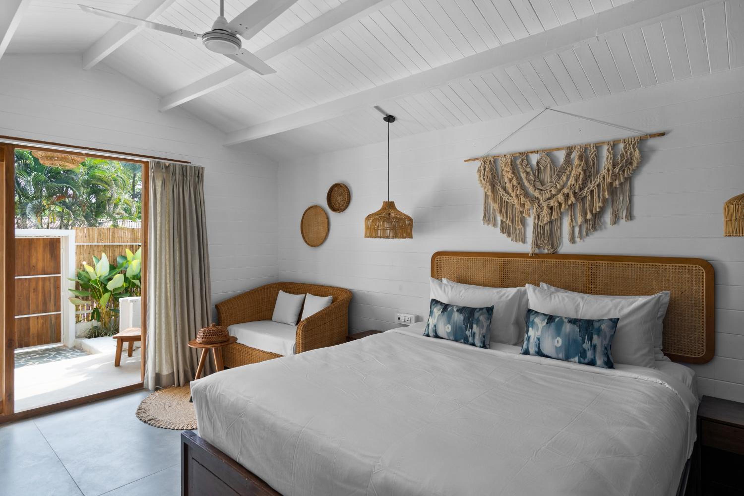 Jaunty Jacuzzi Villa - Photo 1