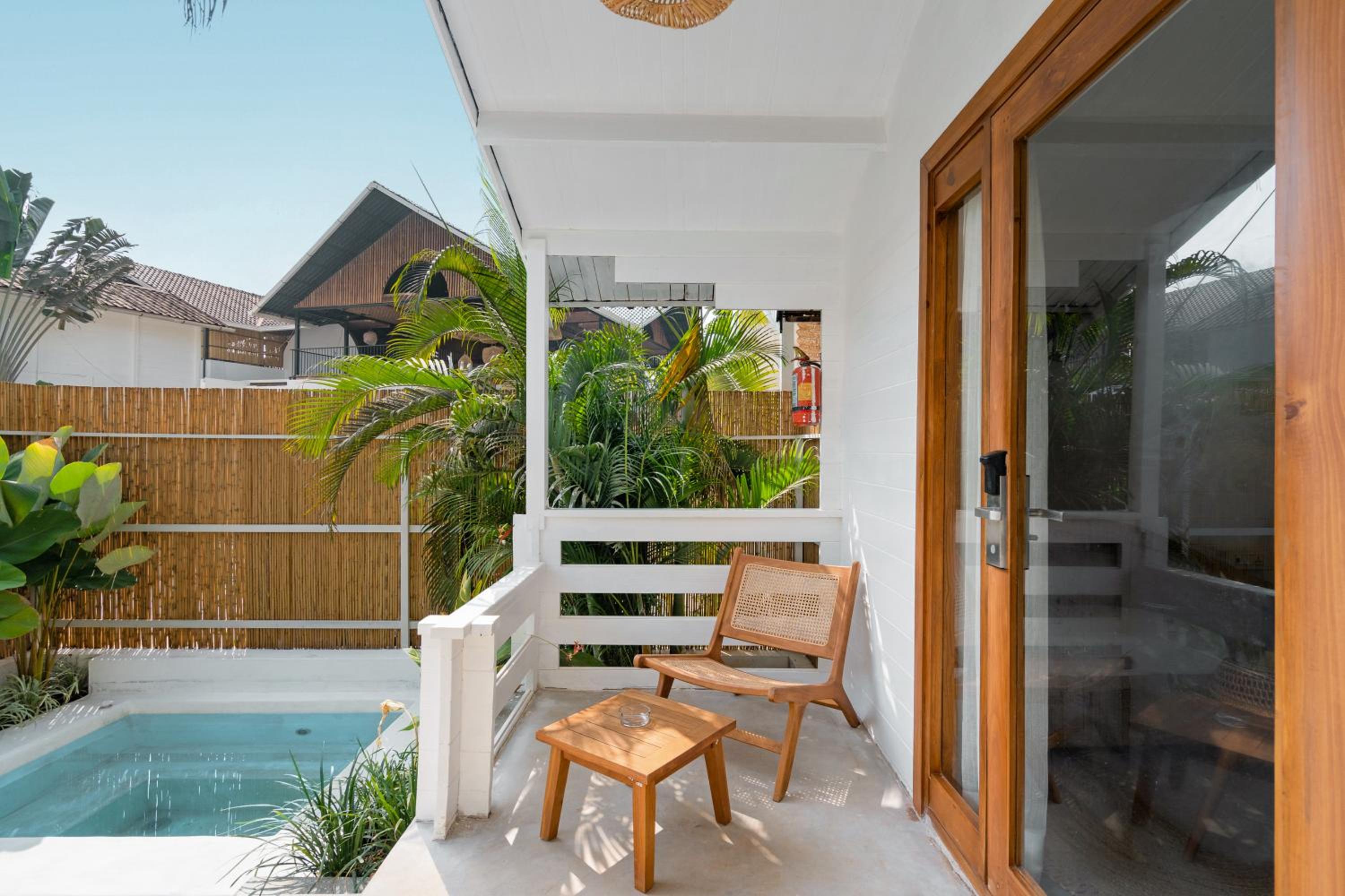 Jaunty Jacuzzi Villa - Photo 4