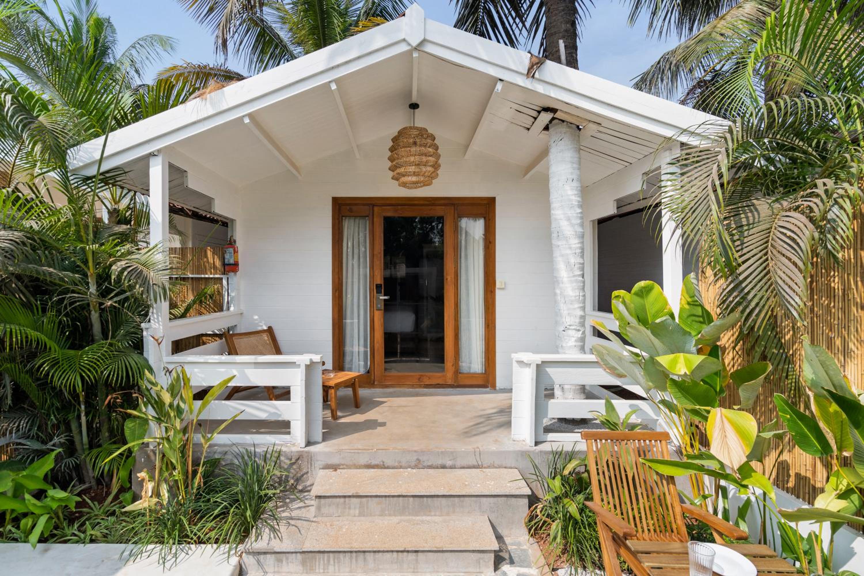 Jaunty Jacuzzi Villa - Photo 2