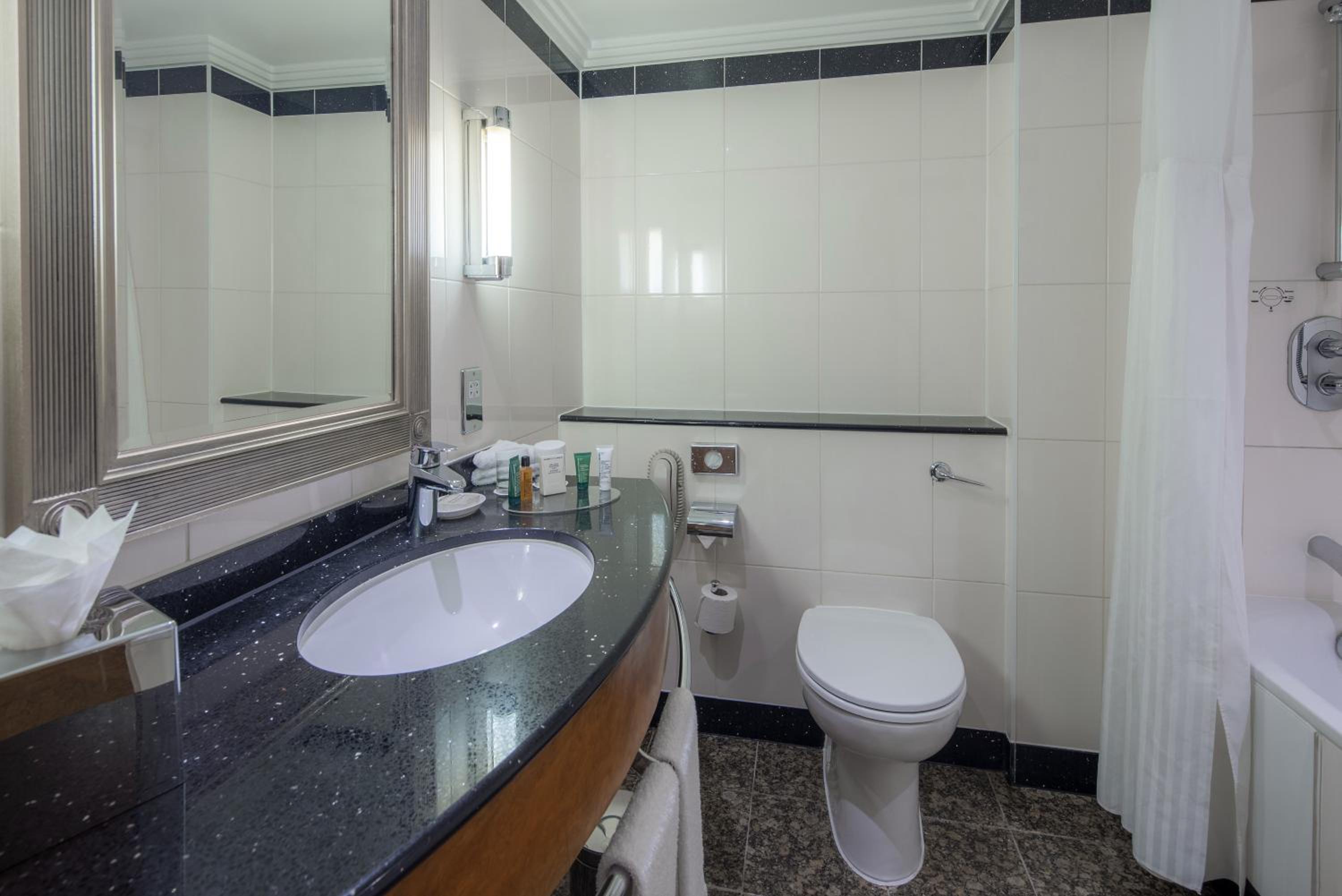 Deluxe Double Room thumbnail 6