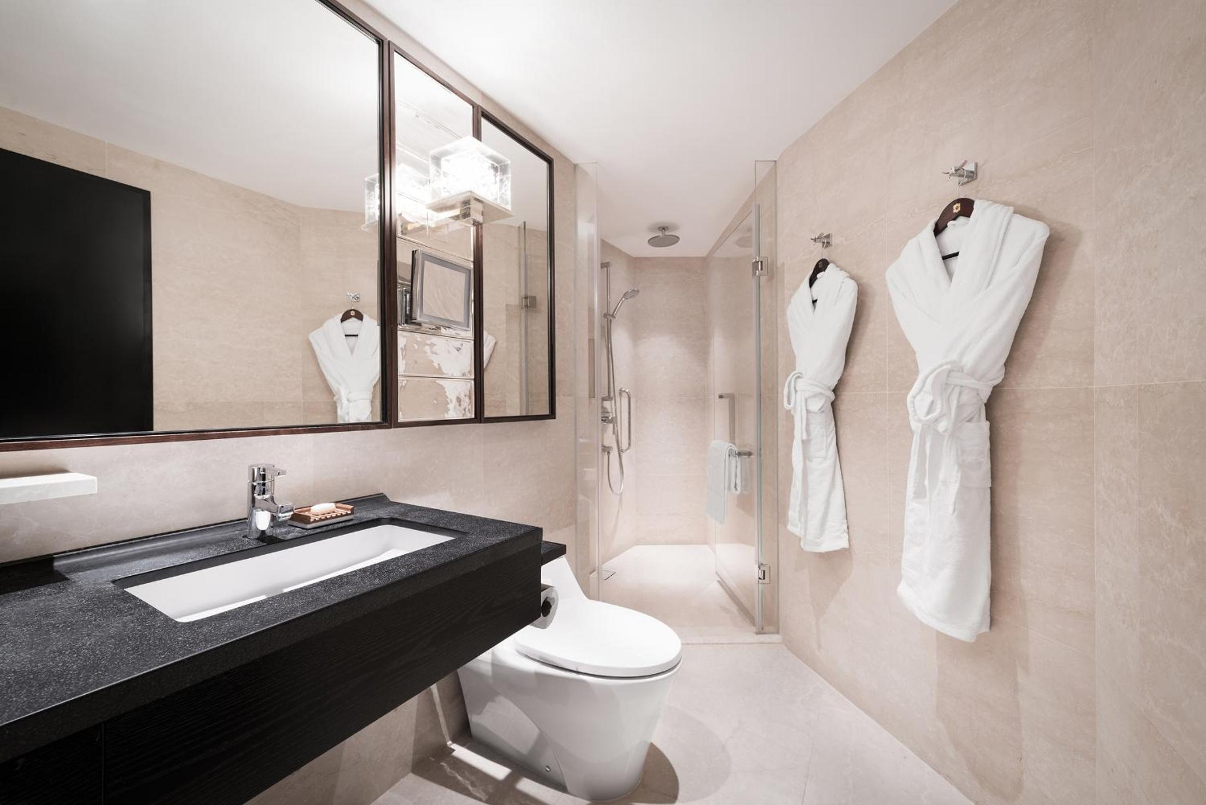 Tower Wing Deluxe King Room photo 2