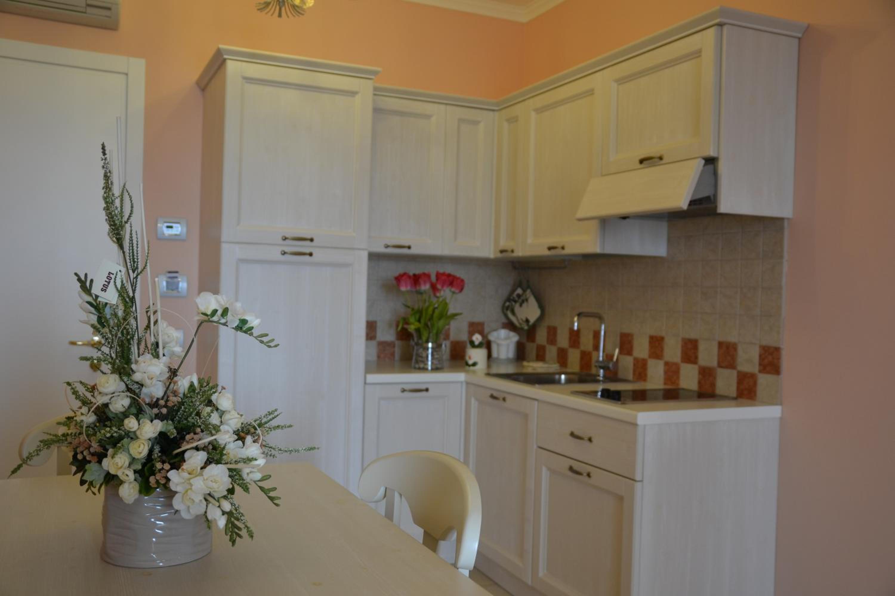 Large Superior One-Bedroom Apartment - Photo 11