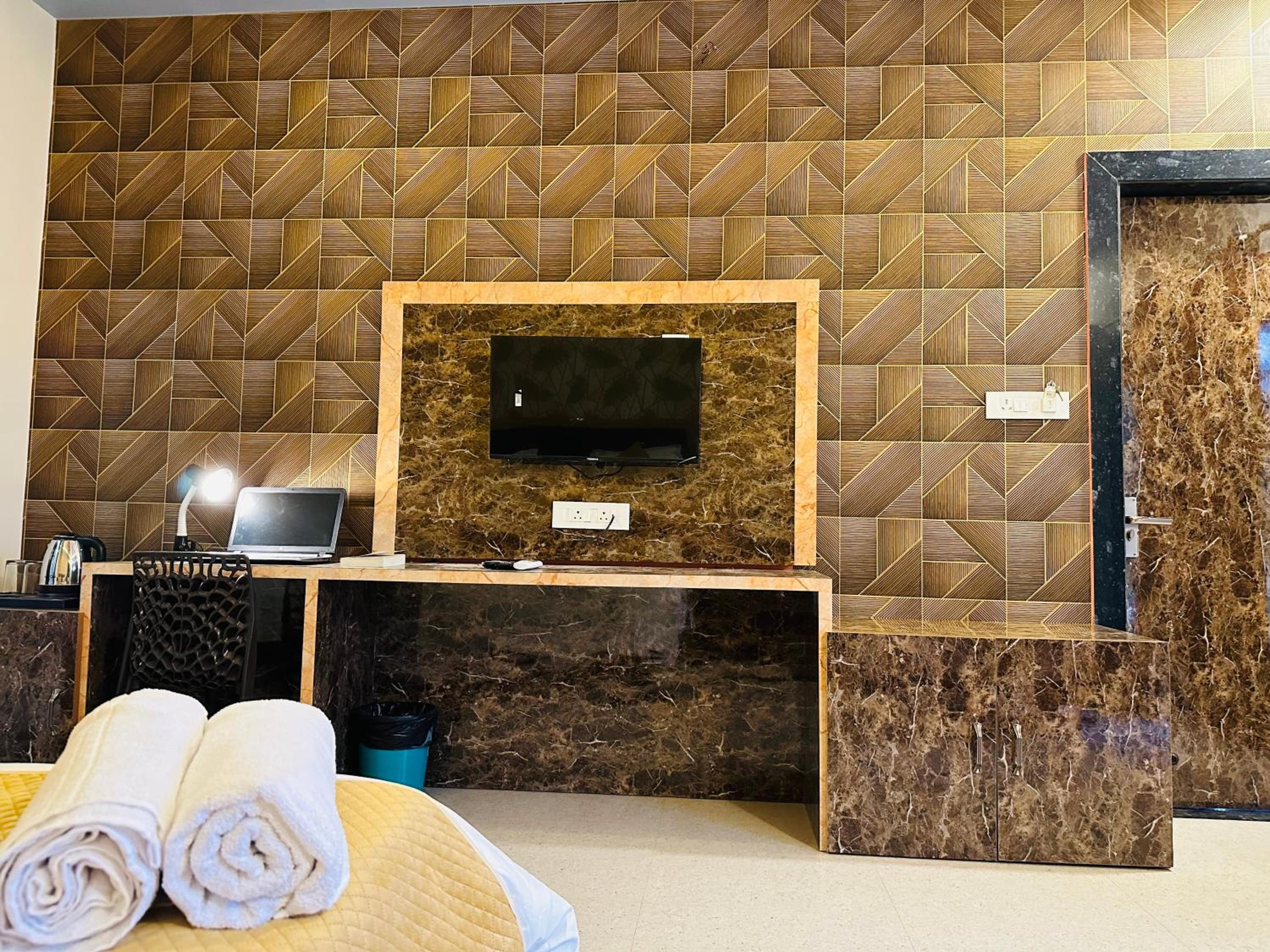 Deluxe Room - Photo 11