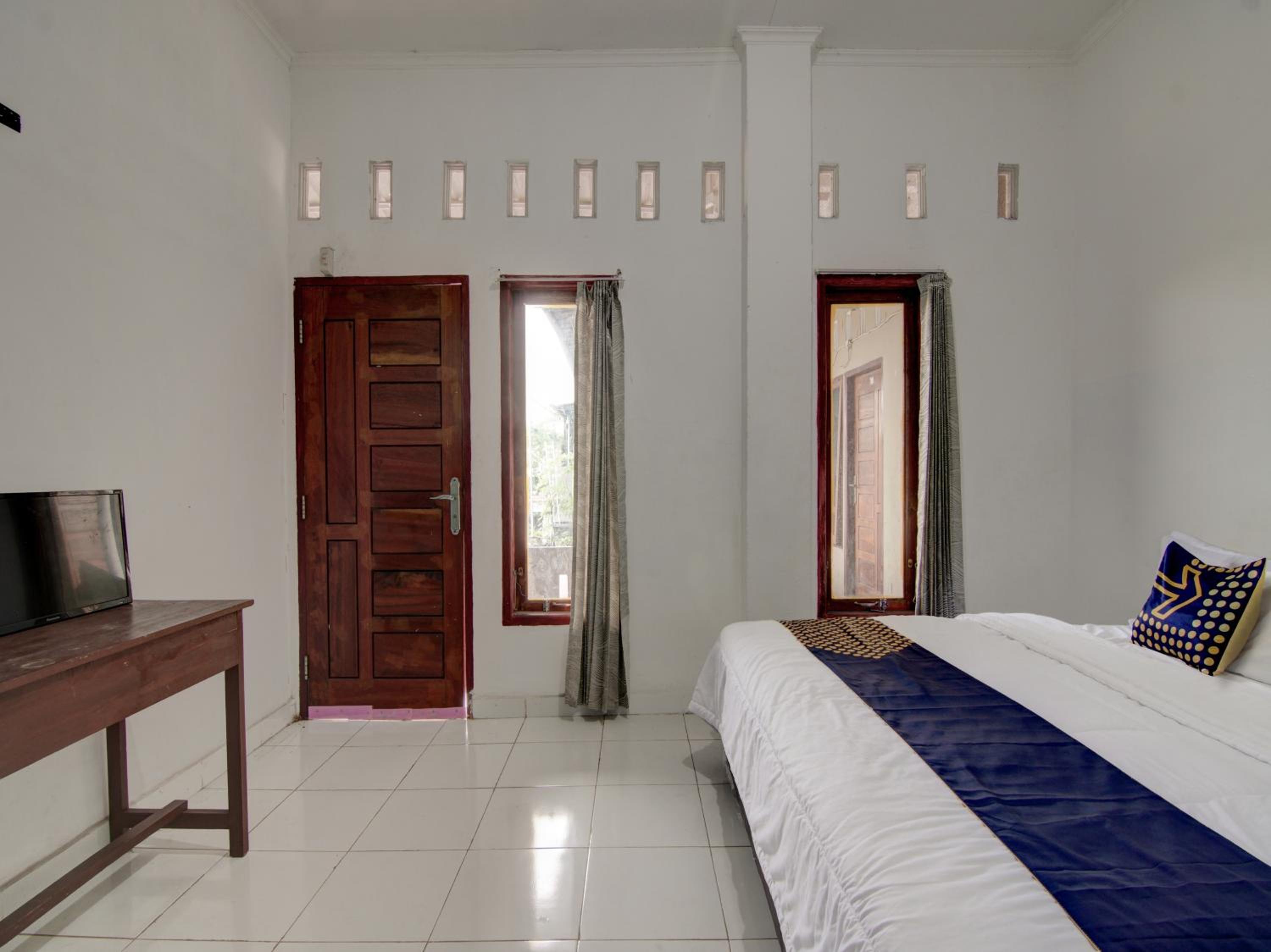 Budget Double Room photo 3