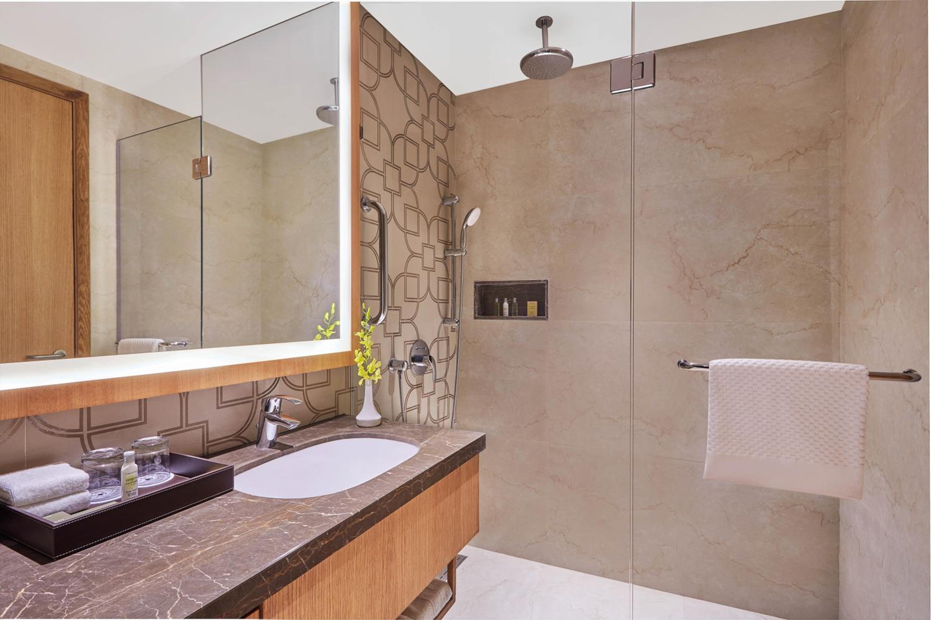 Deluxe King Room with INR 500/- credit on food & beverages per stay | 15% discount on spa & laundry | Happy Hour till 6pm 1+1 on IMFL and 2+1 on Beer - Photo 2