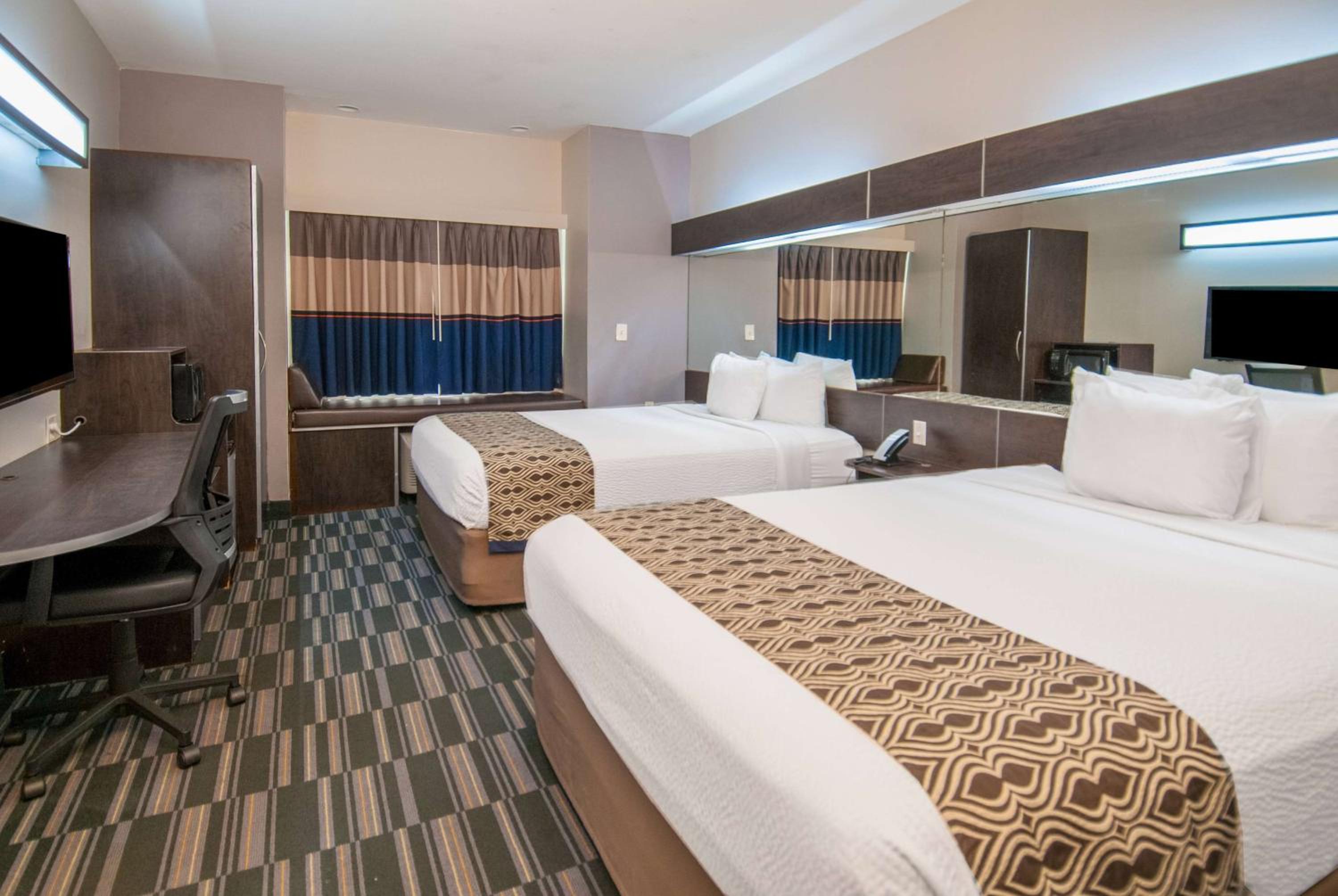 Deluxe Queen Room - Disability Access/Non-Smoking - Photo 1