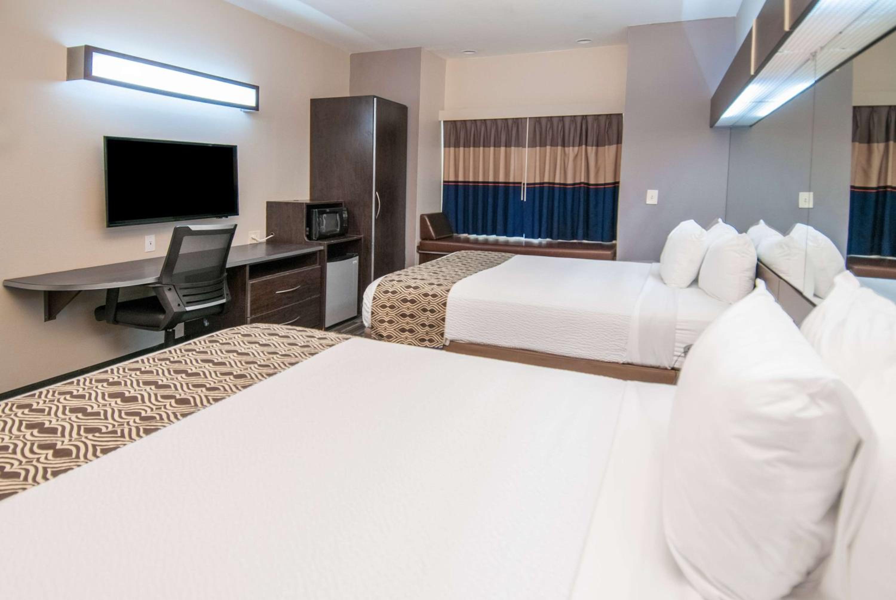 Queen Room with Two Queen Beds - Non-Smoking - Photo 1