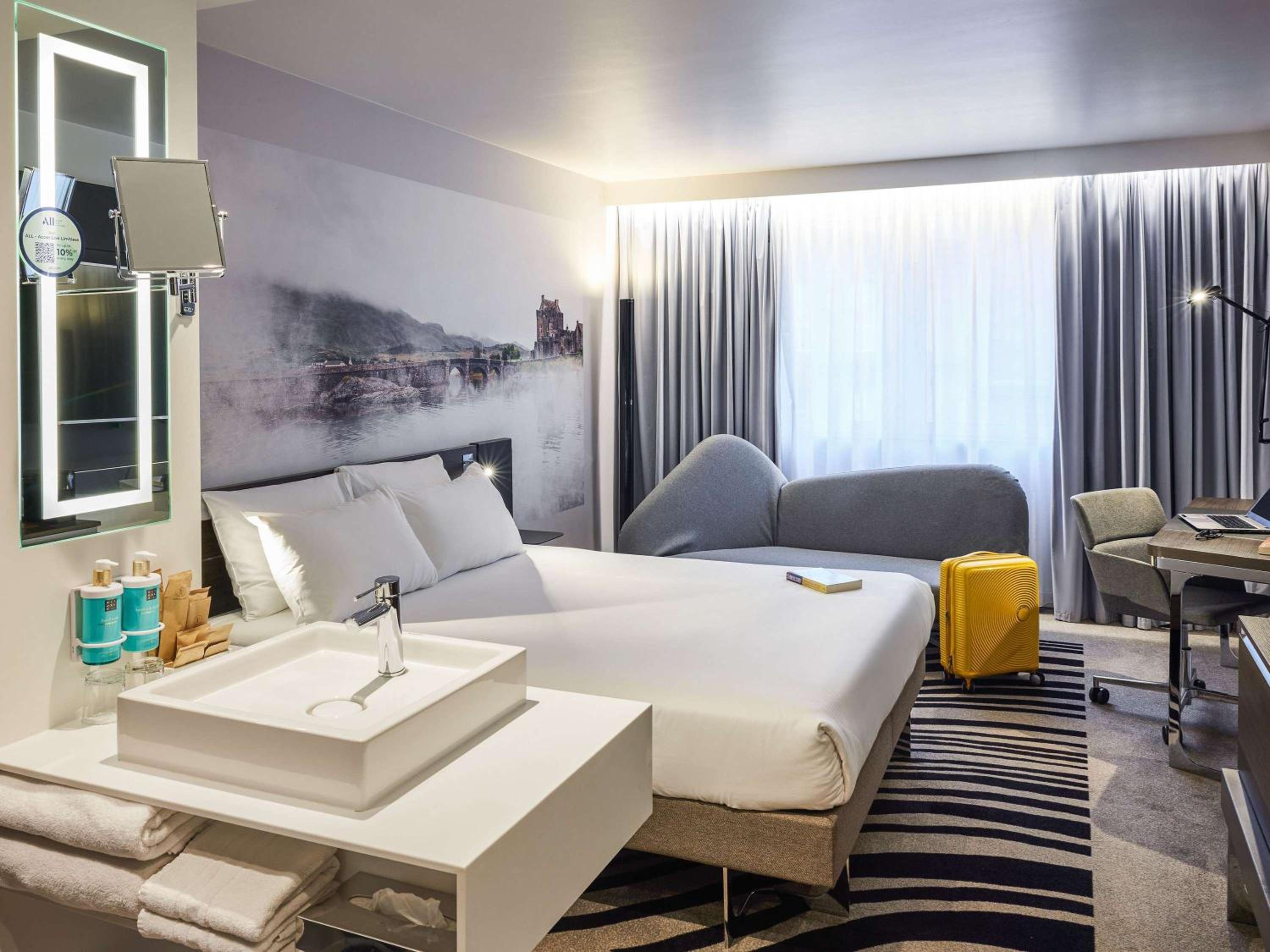 Executive Room with 1 Queen Bed and Sofa - Photo 2