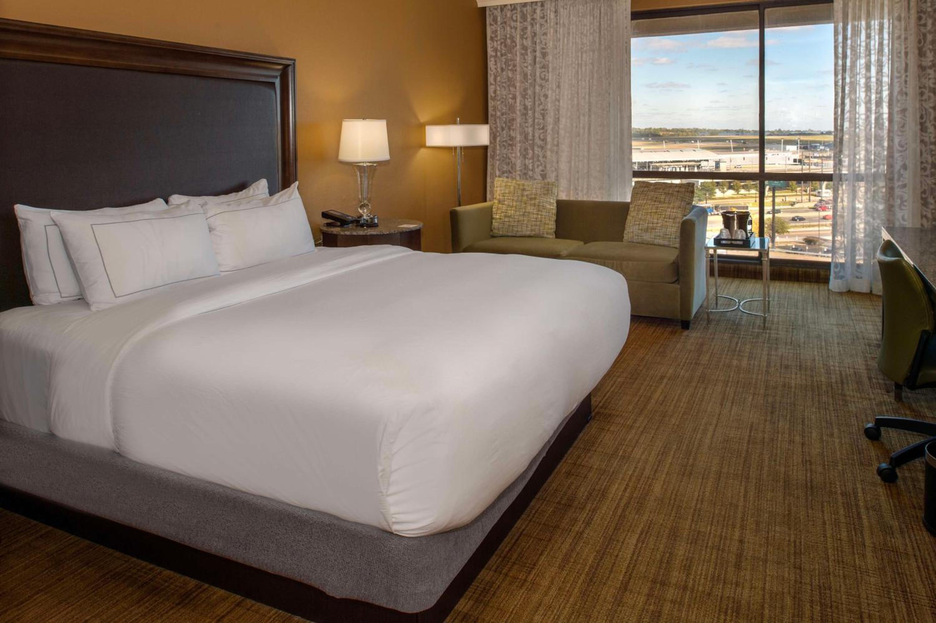 King Room with Airport View - Photo 6