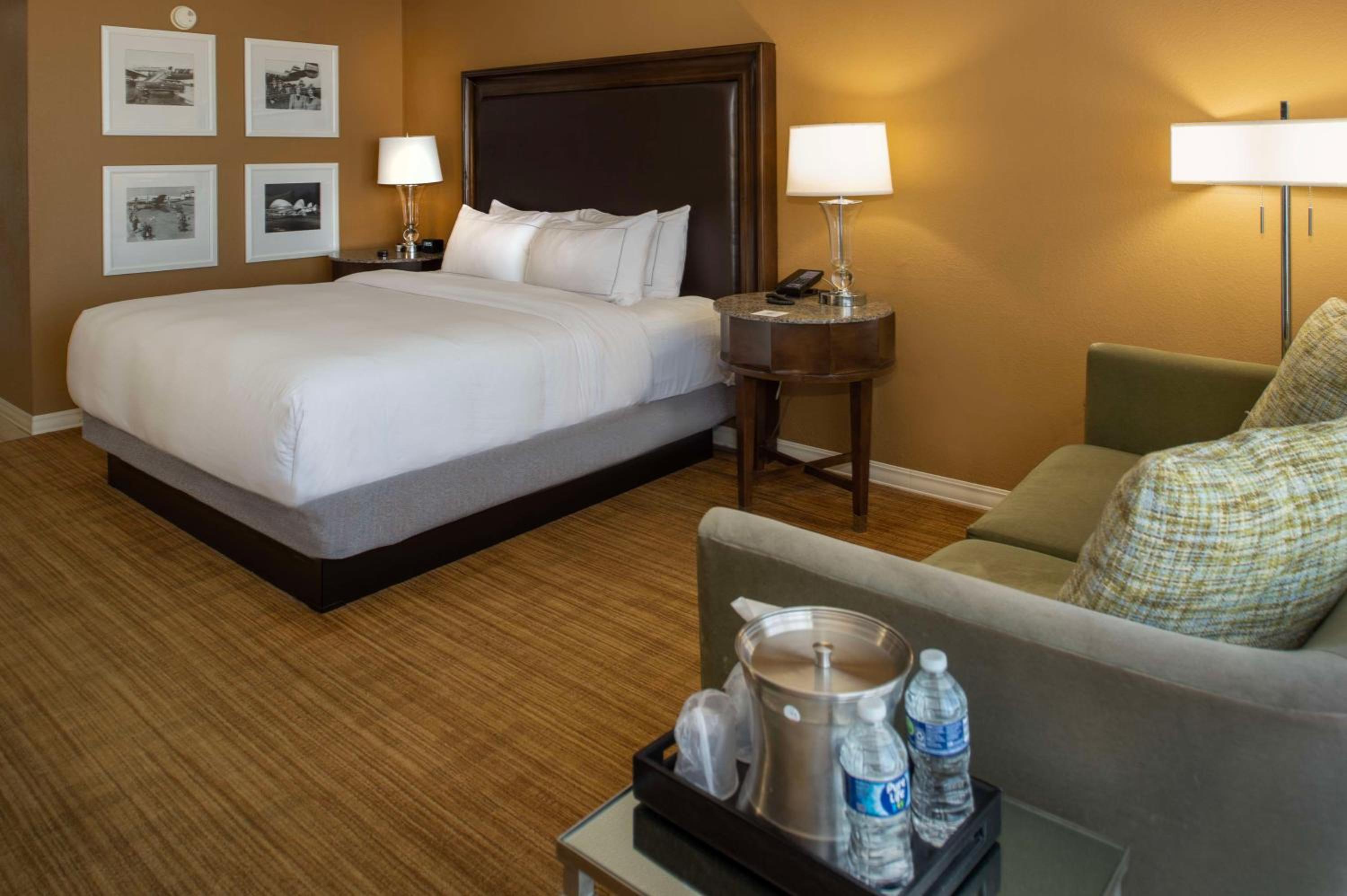 King Room with Airport View - Photo 3