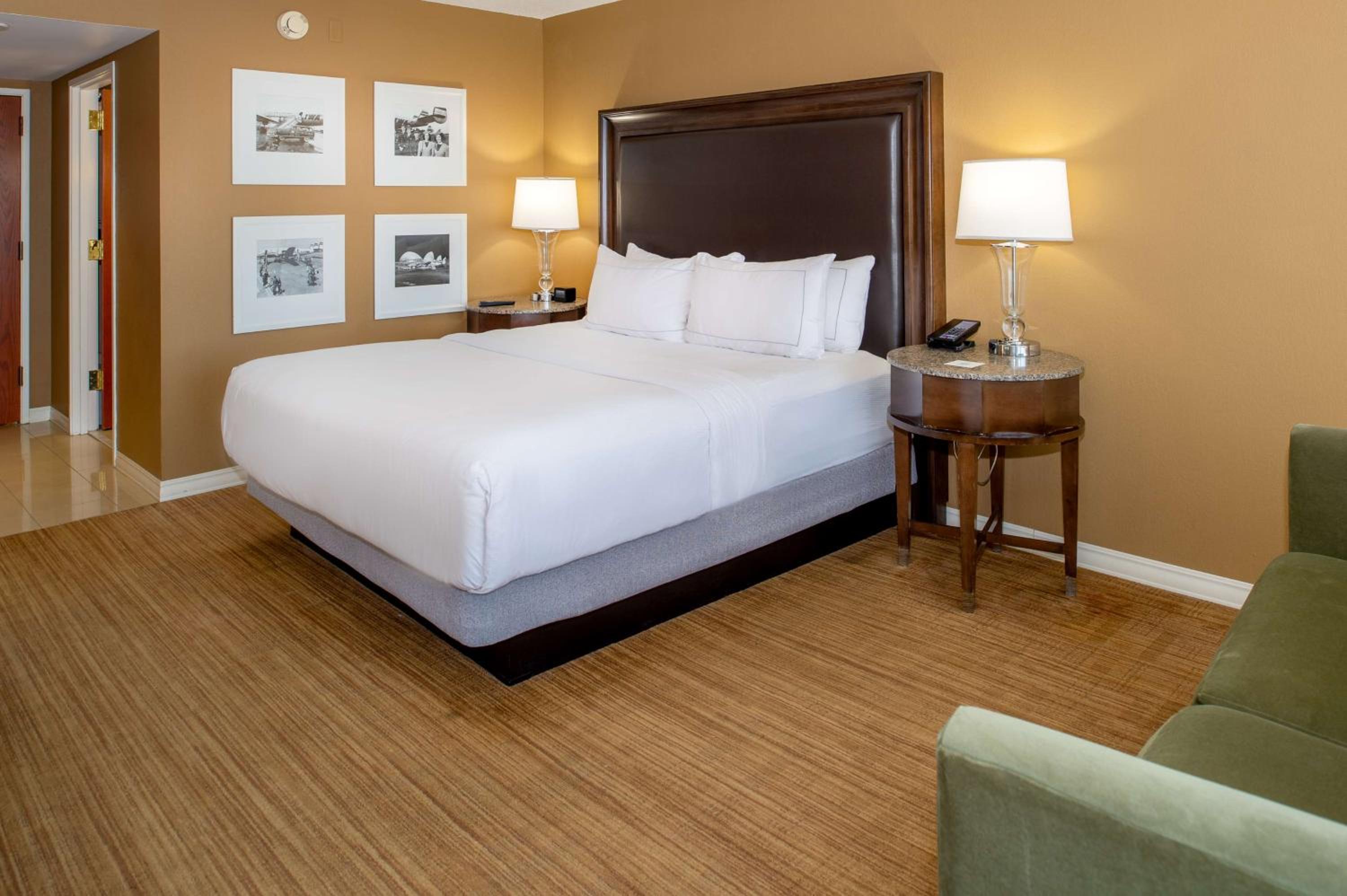Deluxe King Room with Sofa Bed - Photo 5