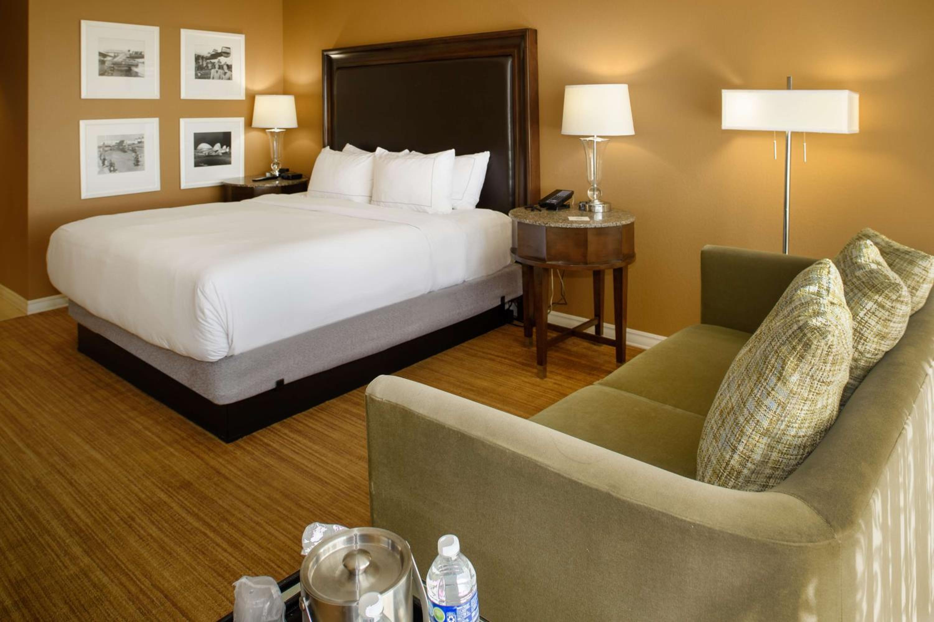 King Room with Bath Tub - Mobility Access - Photo 1