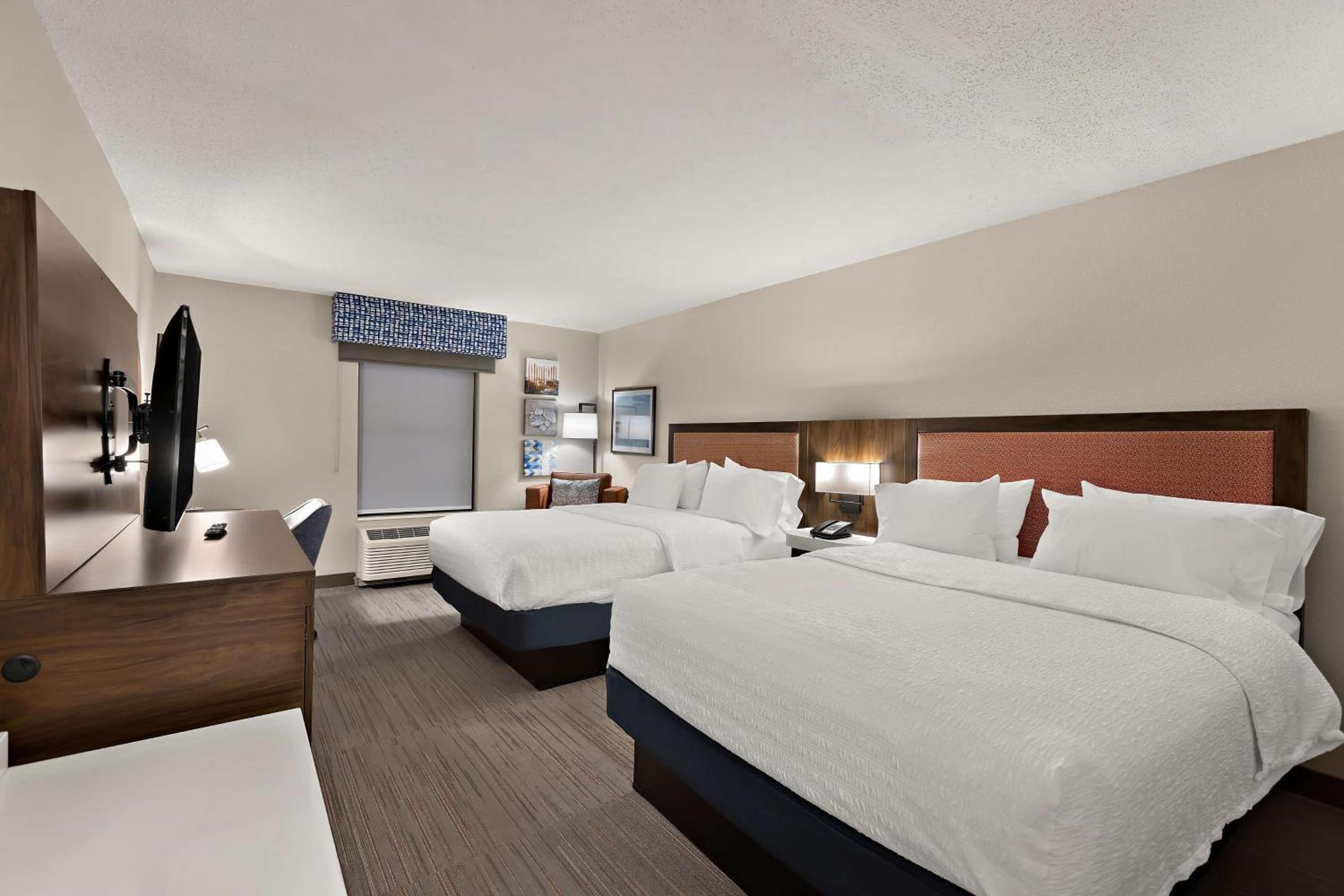 Room with Two Queen Beds - Non-Smoking - Photo 3