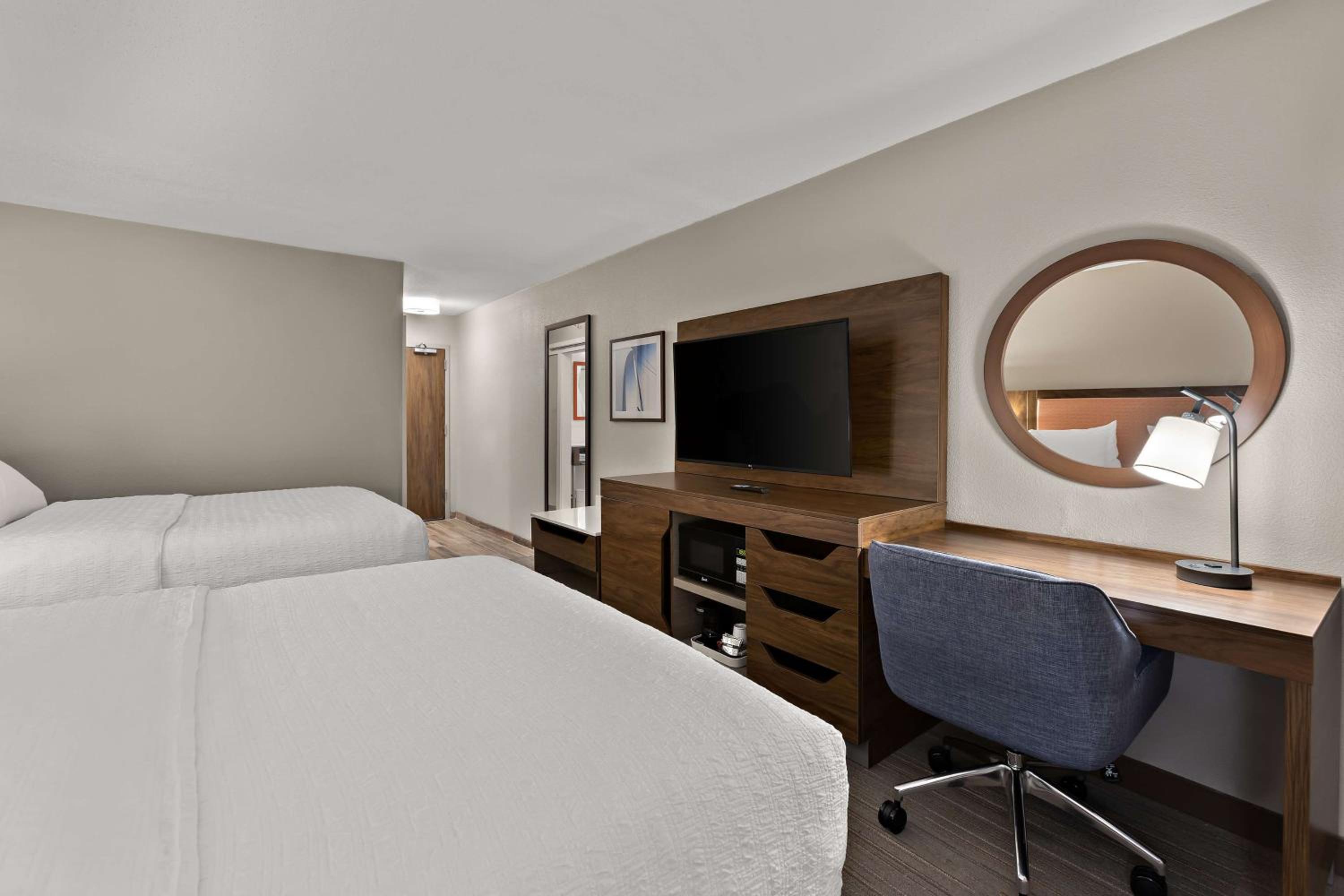 Room with Two Queen Beds - Non-Smoking - Photo 2