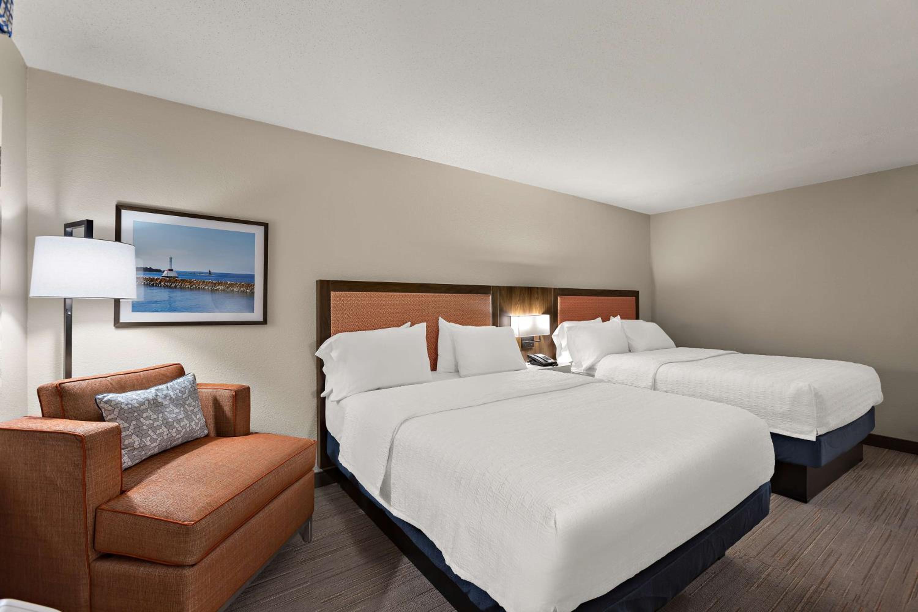 Room with Two Queen Beds - Non-Smoking - Photo 4