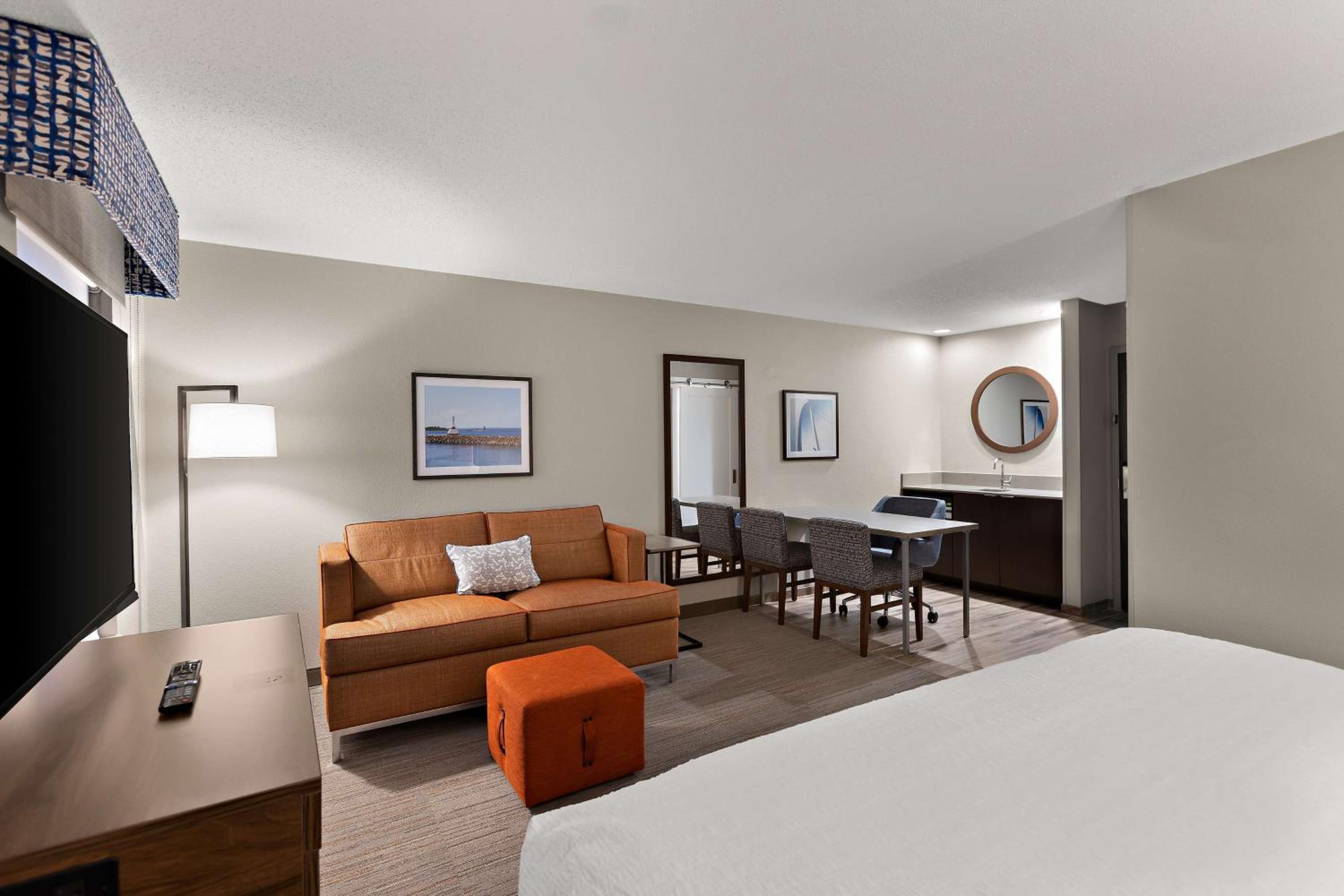 King Studio Suite with Sofa Bed - Non-Smoking - Photo 4
