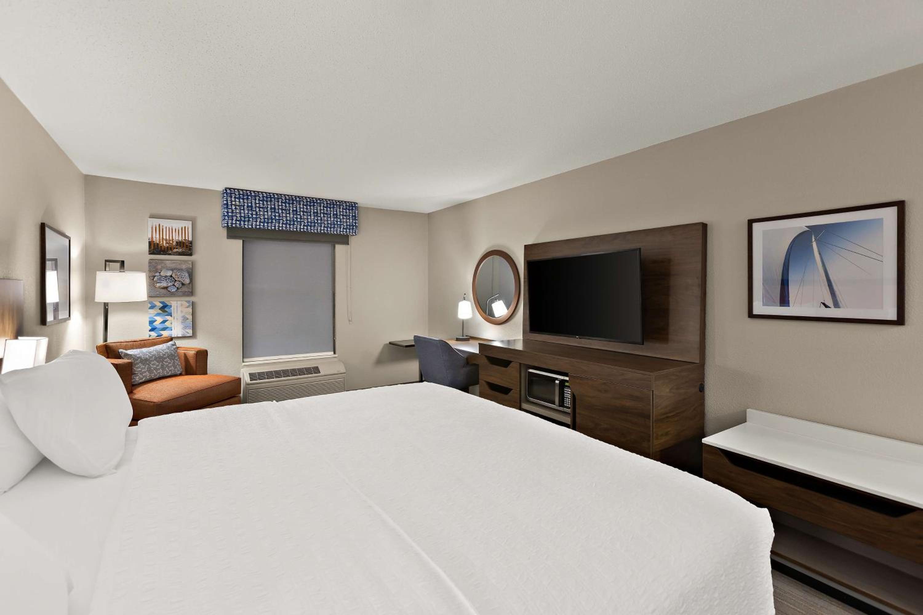 King Room - Non-Smoking - Photo 2