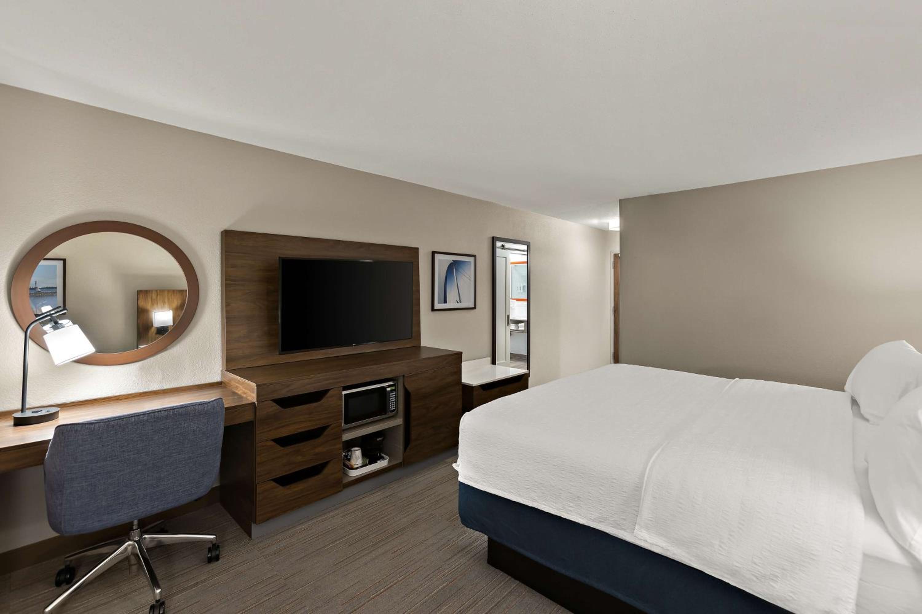 King Room - Non-Smoking - Photo 3
