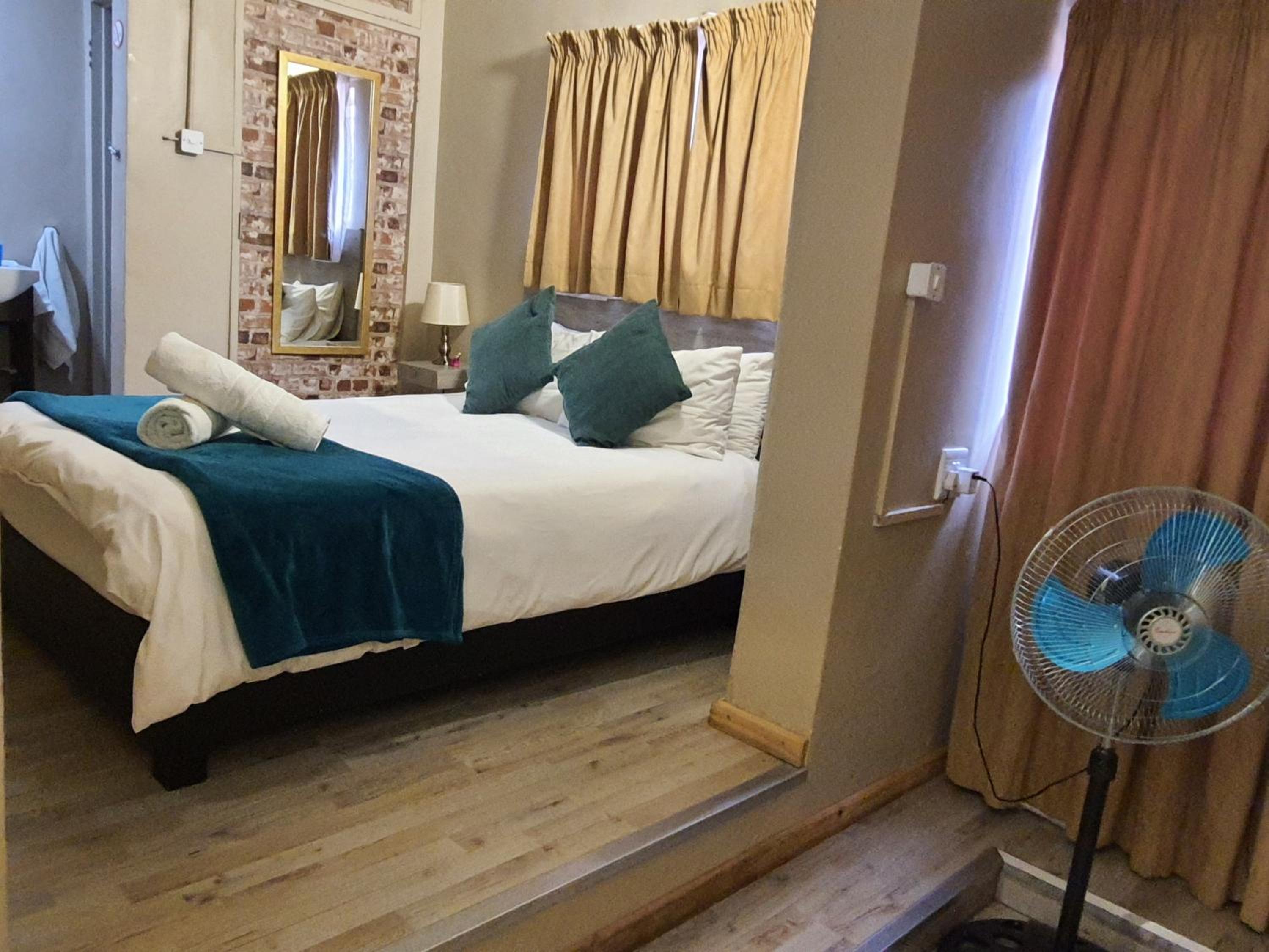 Double Room with Patio - Photo 3