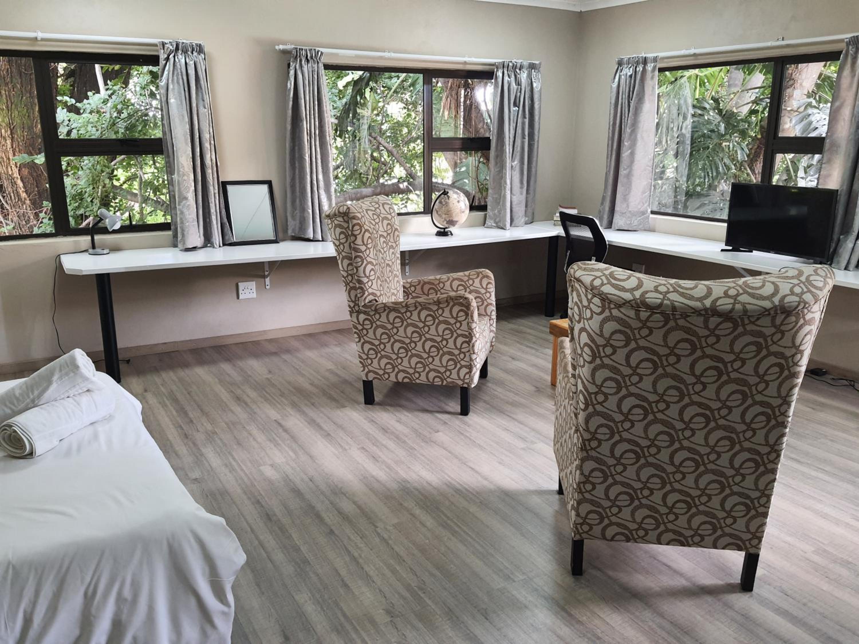 Family Room with Garden View - Photo 4