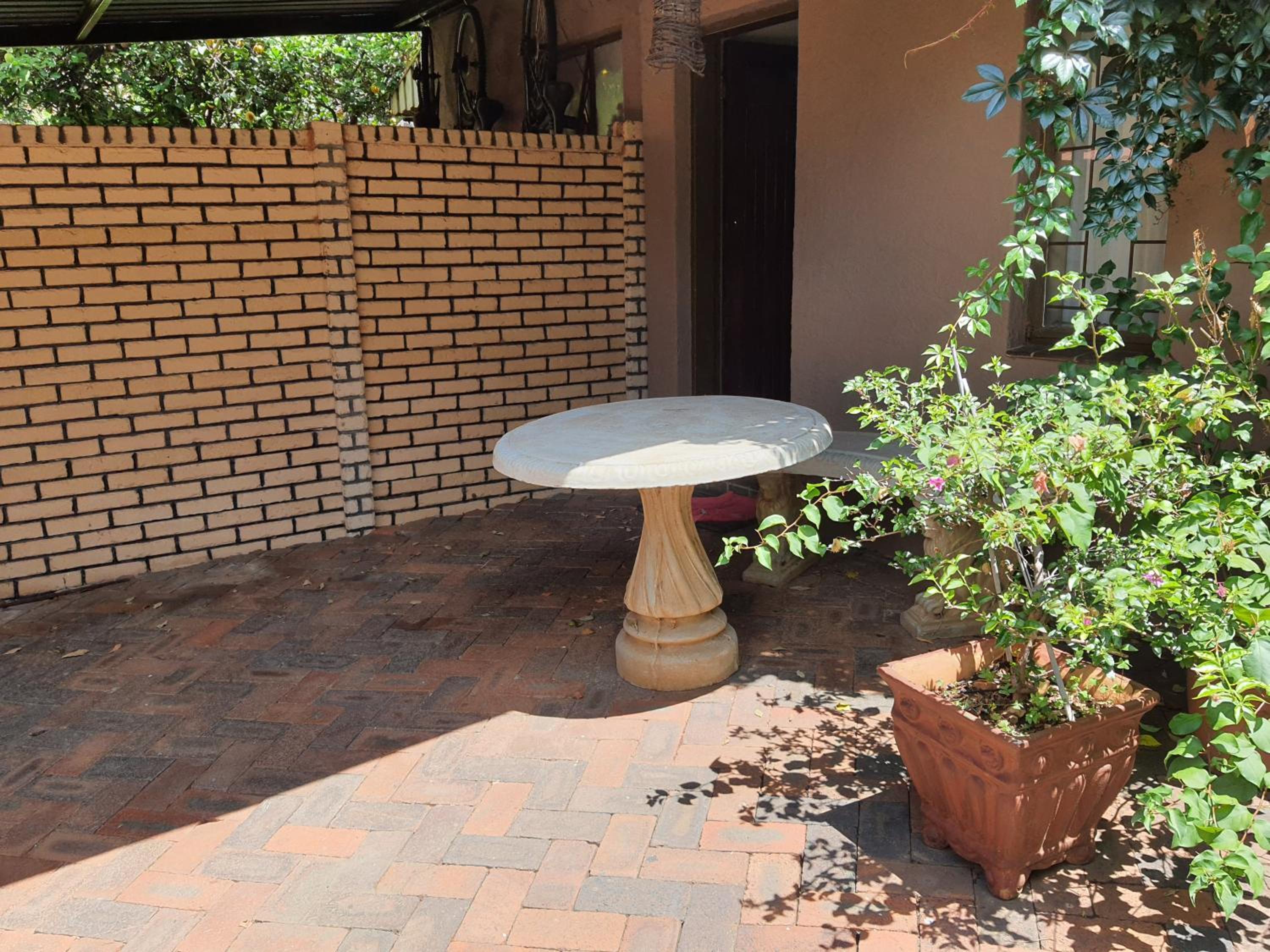 Double Room with Patio - Photo 10
