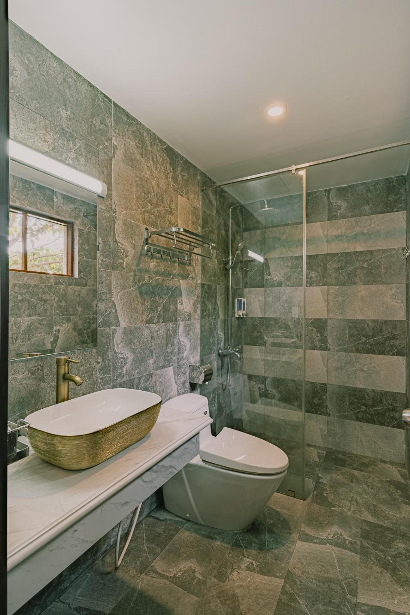Deluxe Family Suite - Photo 9