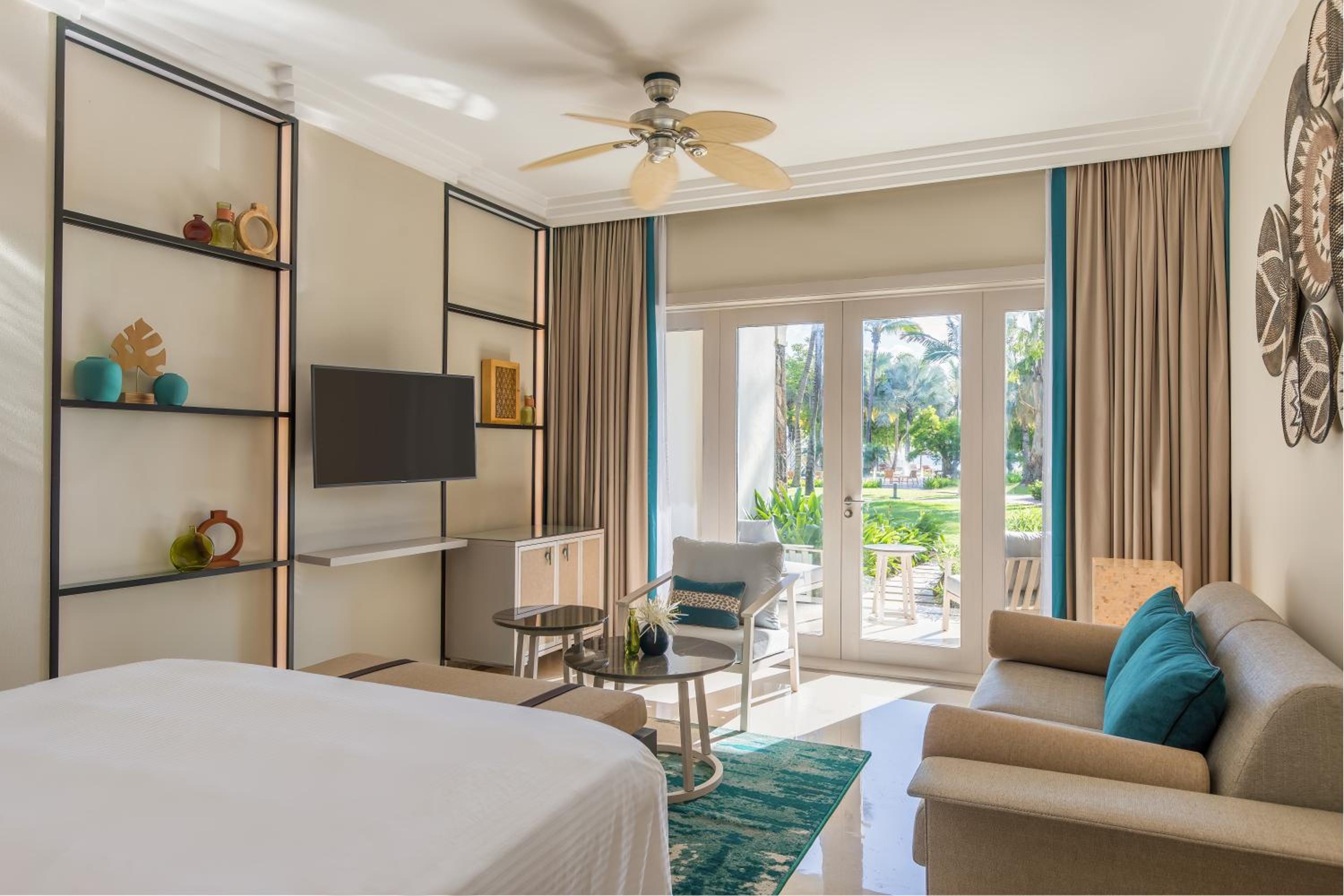 Deluxe Ocean Facing Room King Size bed